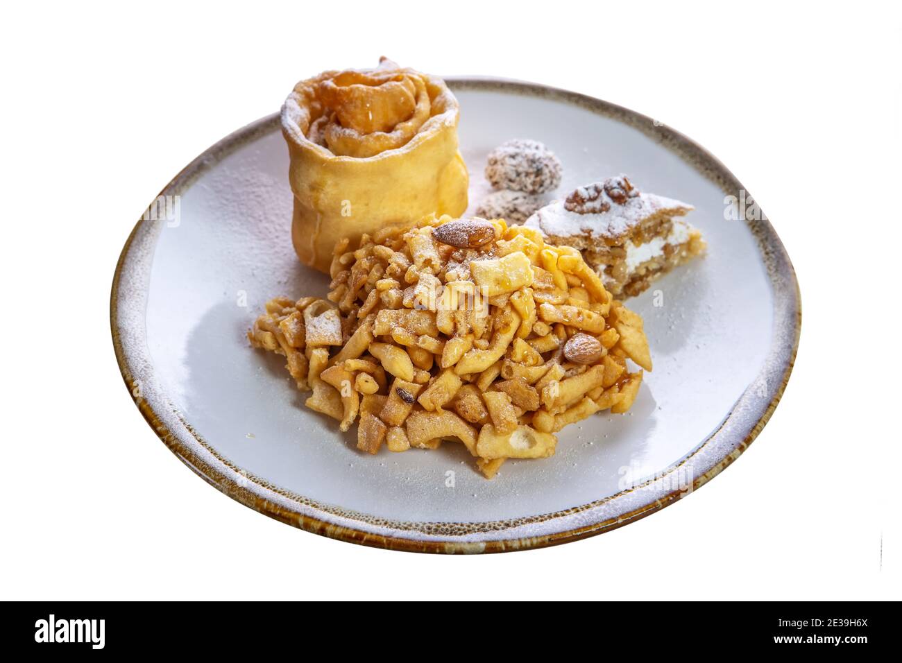 Dessert de pâtisseries fraîches, chak-chak, arrosé de sucre en poudre dans une assiette sur fond blanc isolé. Plat national traditionnel tatar. Banque D'Images