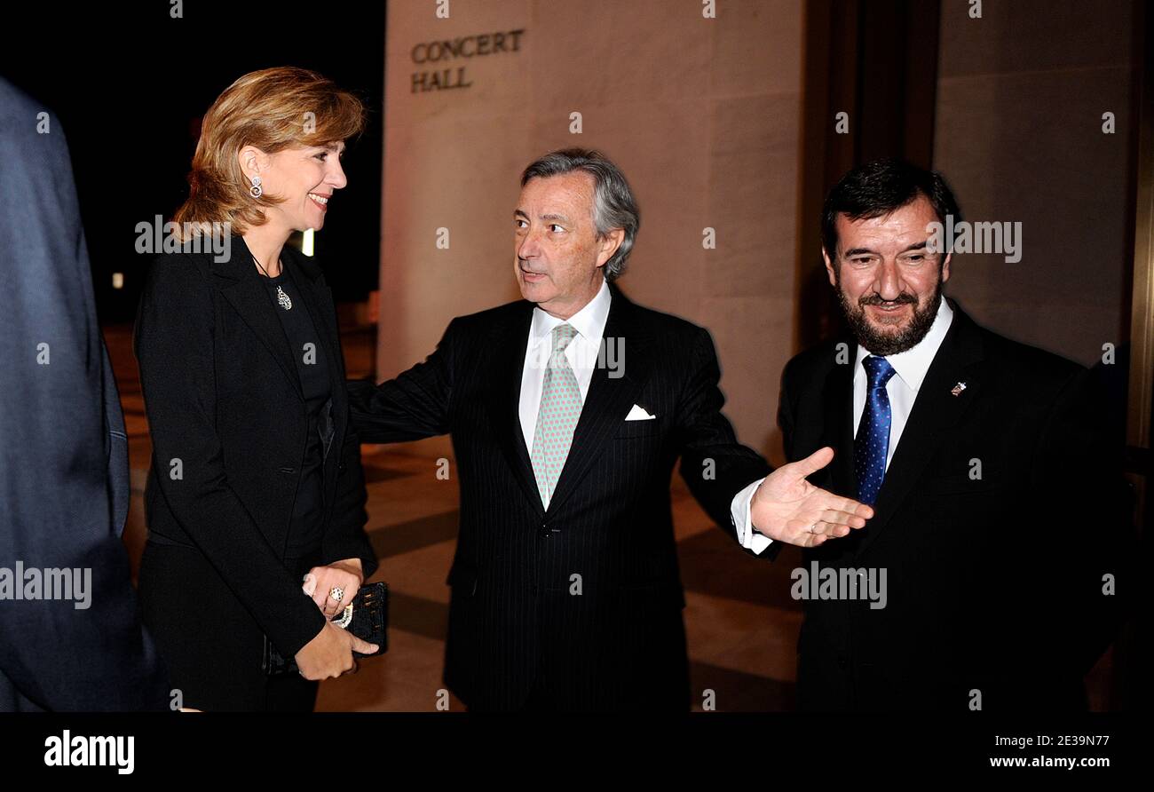 SpainÍs Infanta Cristina est accueillie par l'ambassadeur d'Espagne Jorge Dezcallar de Mazarredo devant la salle de concert du Kennedy Center le 19 2010 octobre à Washington DC. (Photo: Infanta Cristina,Jorge Dezcallar de Mazarredo ) photo par Olivier Douliery/ ABACAPRESS.COM Banque D'Images