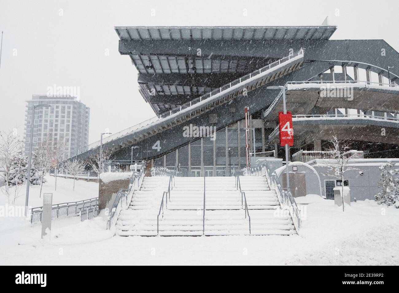 Ottawa enneigé! Scènes des environs d'Ottawa lors d'un nouveau déversement de 25 cm. Place assise au nord du stade Lansdowne. Ontario, Canada. Banque D'Images