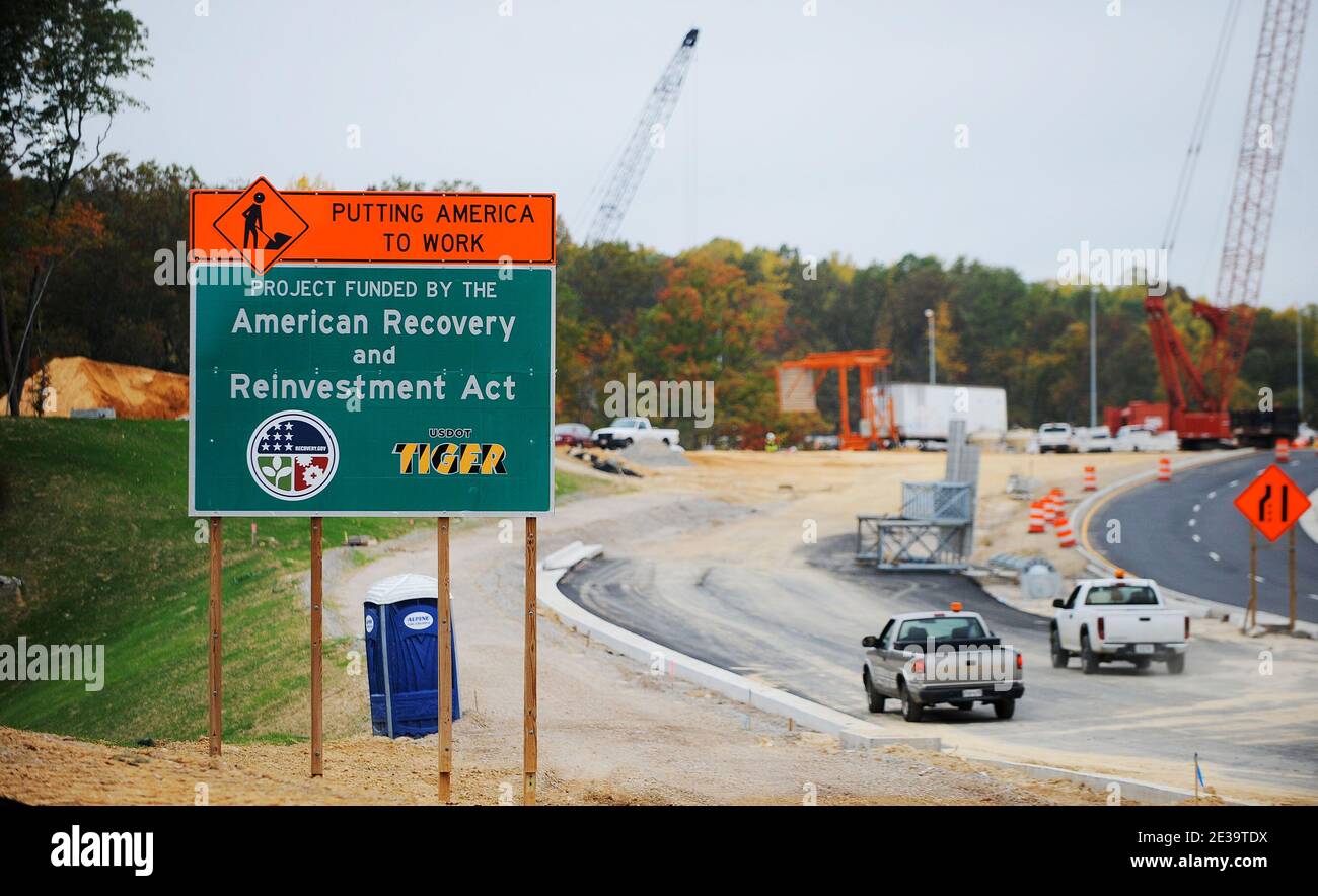 La construction de rampes d'autoroute financées par Stimulus Money a lieu à Edsall Road et à l'I-95 à Springfield, en Virginie, aux États-Unis, le 26 octobre 2010. L'administration Obama fait pression pour un plan de relance supplémentaire de 50 milliards de dollars, mais ne l'appelez pas, pour stimuler les dépenses d'autoroute. Photo par Olivier Douliery/ABACAPRESS.COM Banque D'Images