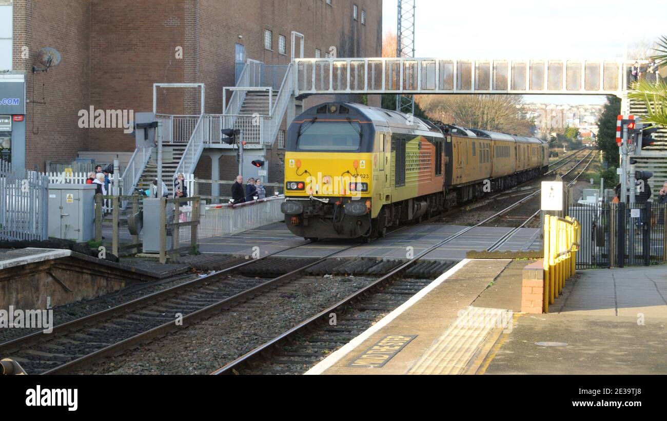 Un train d'inspection de ligne ferroviaire de réseau tiré par deux locomotives diesel-électriques Colas Rail à Paignton, Devon, Angleterre, Royaume-Uni. Banque D'Images