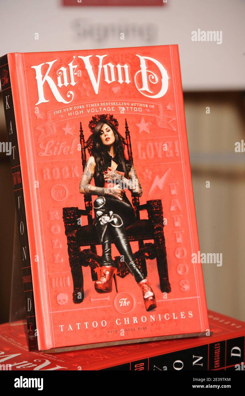 The Tattoo Chronicles de l'auteur Kat Von D est exposé au magasin Barnes  and Noble Fith Avenue à New York City, NY, USA, le 26 octobre 2010. Photo  par Graylock/ABACAPRESS.COM Photo Stock -