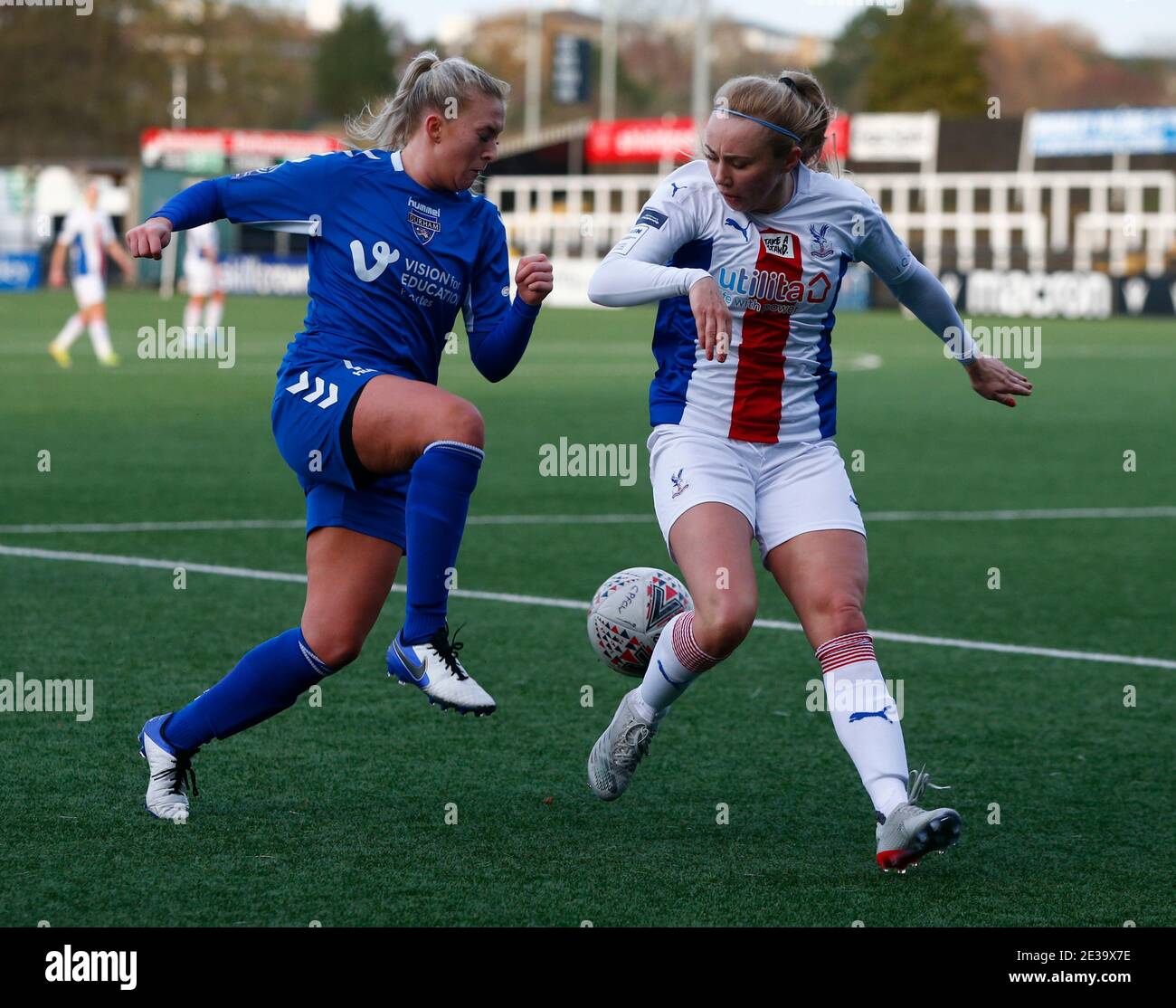 BROMLEY, ROYAUME-UNI JANUARY17 : L-R Bridget Galloway de Durham W.F.C et Annabel Johnson de Crystal Palace Women pendant le championnat FA des femmes entre Crystal Palace Women et Durham Women au stade Hayes Lane, Bromley, Royaume-Uni le 17 janvier 2021 crédit: Action Foto Sport/Alay Live News Banque D'Images