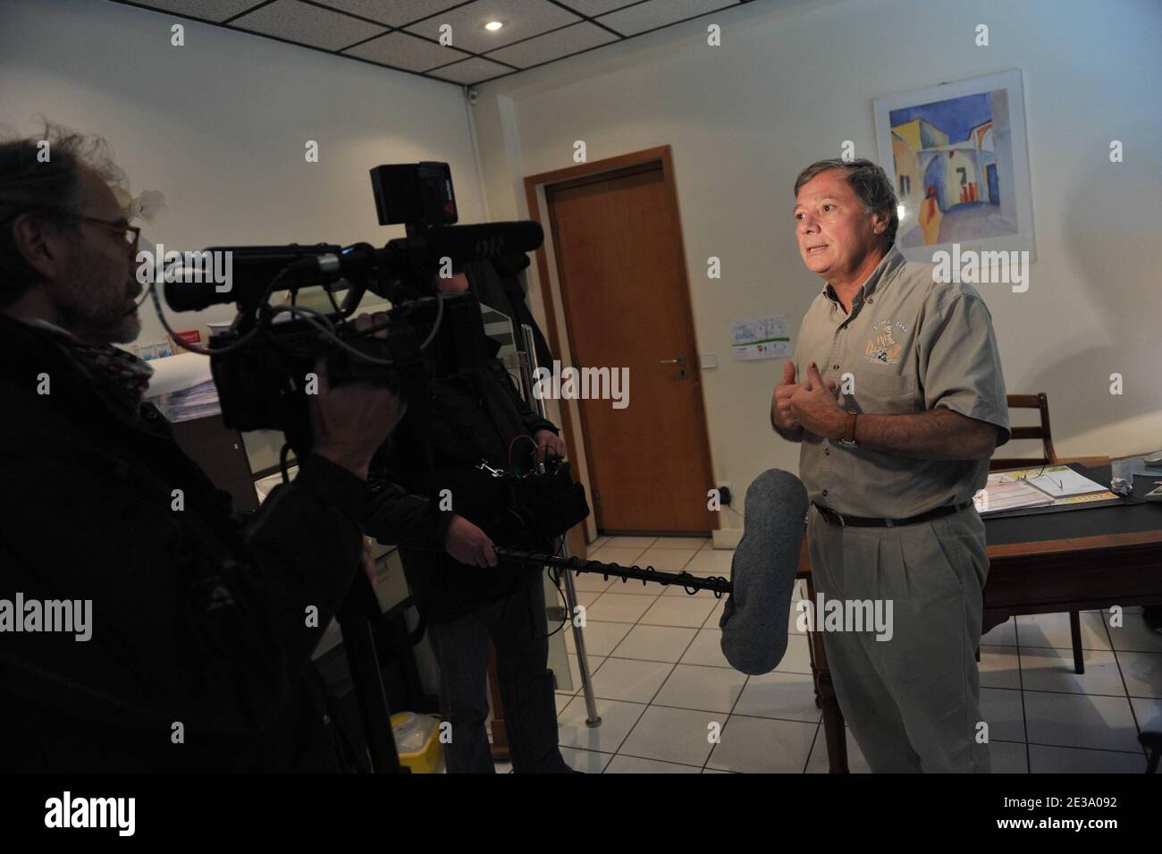 Exclusif Le Docteur Francais Philippe Bensignor Est Photographie Dans Son Bureau De Noisy Le Sec France Le 2 Novembre 10 L Homme Qui A Remis Un Bebe Garcon De 15 Mois Apres Sa