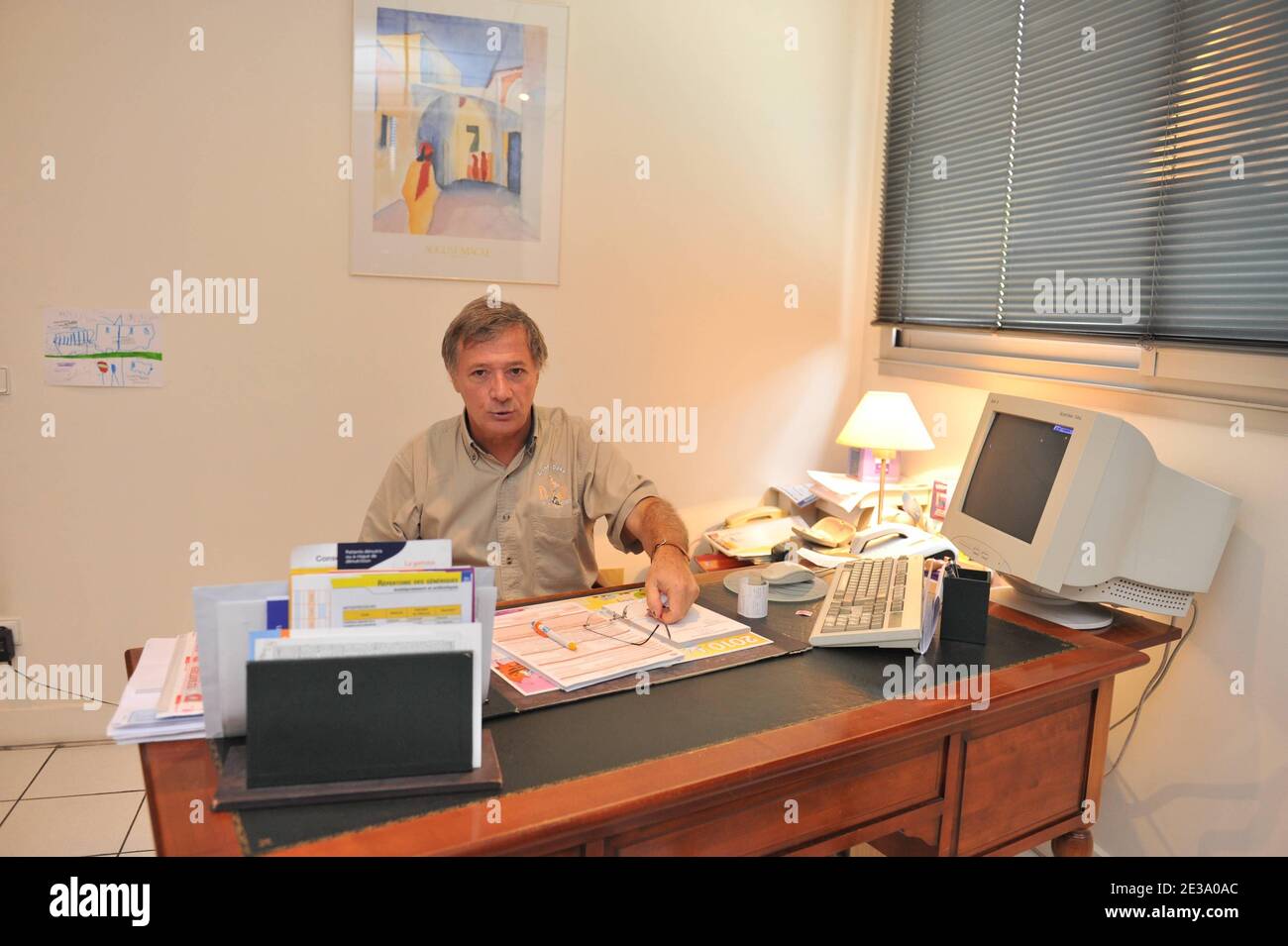 Exclusif Le Docteur Francais Philippe Bensignor Est Photographie Dans Son Bureau De Noisy Le Sec France Le 2 Novembre 10 L Homme Qui A Remis Un Bebe Garcon De 15 Mois Apres Sa