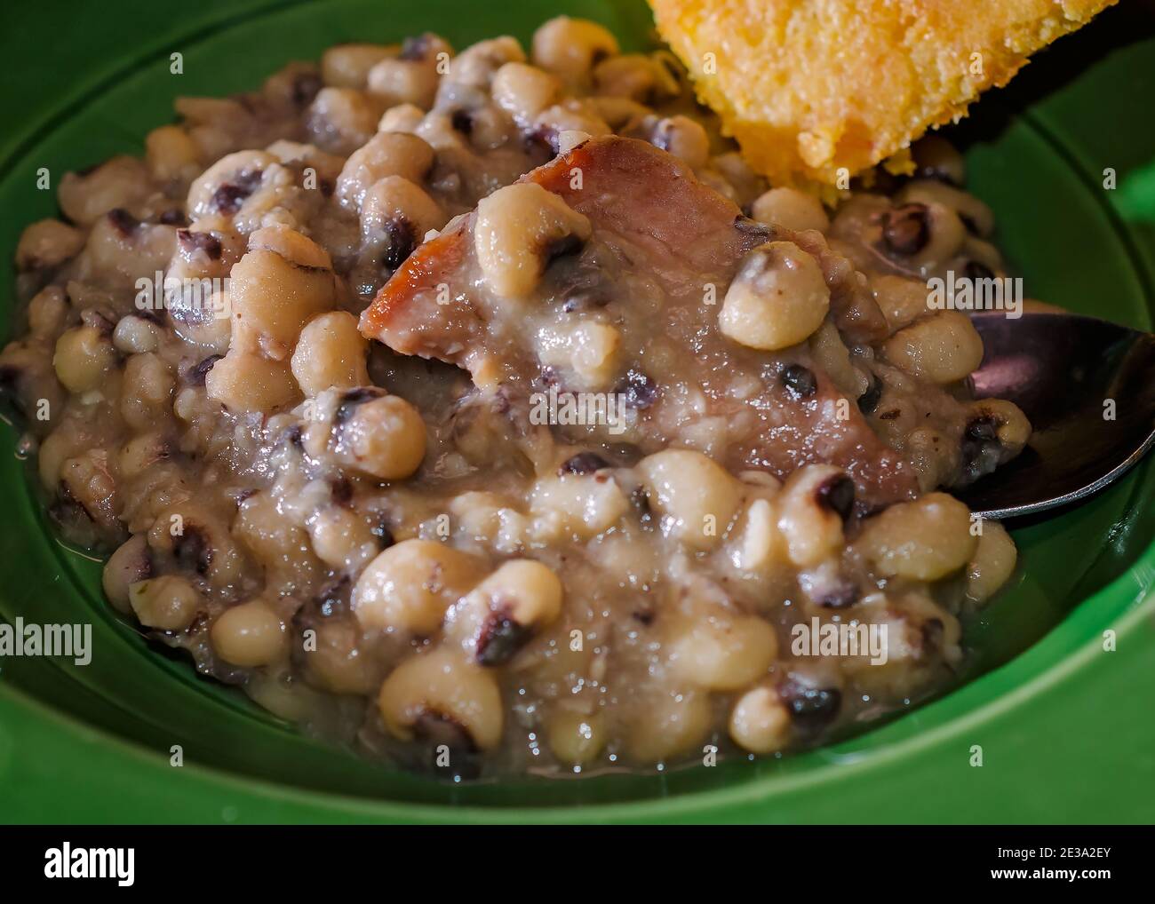 Les pois à yeux noirs, également connus sous le nom de Hoppin’ John, sont servis avec du pain de maïs comme un dîner traditionnel du jour de l'an dans le sud des États-Unis. Banque D'Images