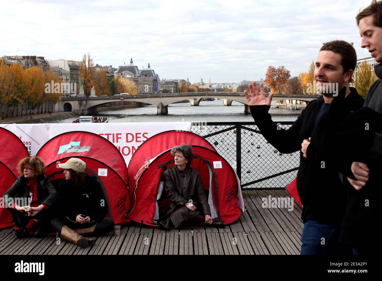 Les militants des 31 organisations du collectif des associations de lutte contre le mal installent des tentes sur le pont des Arts à Paris, France, le 5 novembre 2010. Les personnes associatives en charge, parmi lesquelles les membres de l'aide catholique, d'Emmaüs, de France Terre d'Asile et de la Ligue des droits de l'homme y dorment "jusqu'à ce que l'exécutif obtienne un signal fort". Photo de Stephane Lemouton/ABACAPRESS.COM Banque D'Images