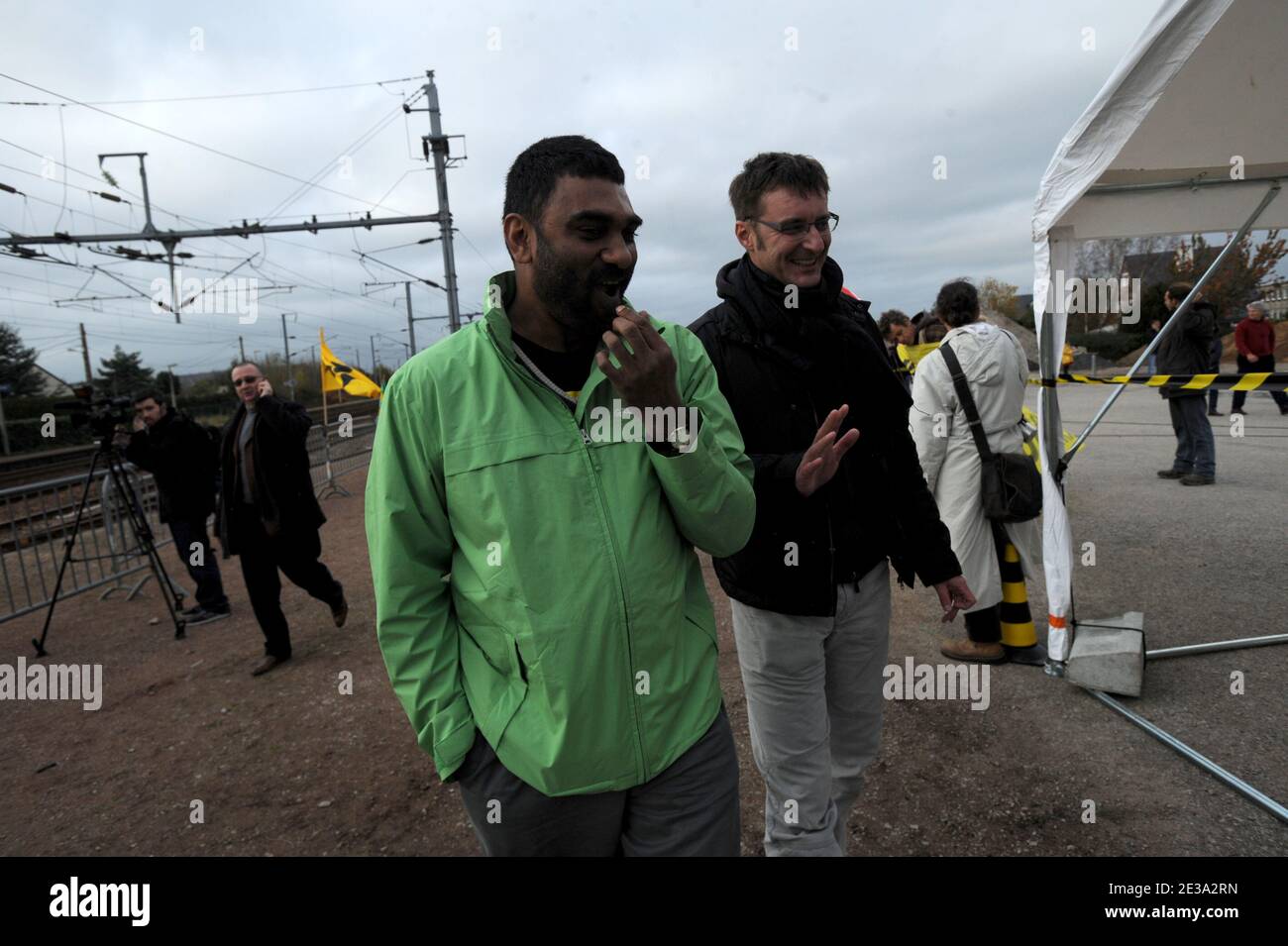 Le 11 novembre 2010, le directeur international de Greenpeace, Kumi Naidoo, et le président français de Greenpeace, Pascal Husting, ont quitté la gare ferroviaire de Valognes, dans le nord-ouest de la France, pour transporter et stocker 5 caisses. Les militants écologistes se préparent à des manifestations le long de la route d'un envoi contesté de 123 tonnes de déchets nucléaires recyclés par chemin de fer de la France vers l'Allemagne. Photo de Pierre Meunière/ABACAPRESS.COM Banque D'Images