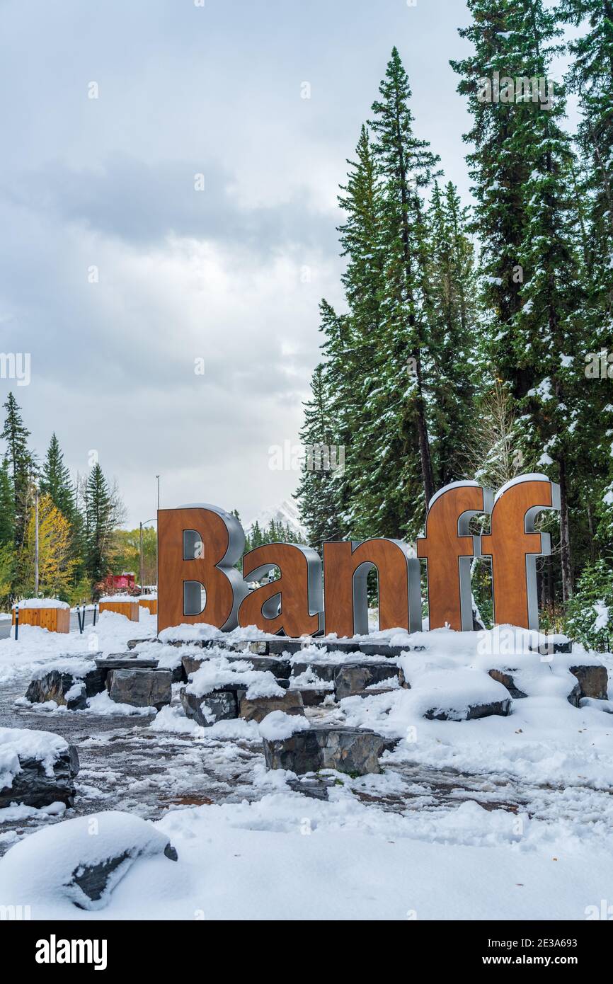 Banff Town Sign In hiver enneigé. Parc national Banff, Rocheuses canadiennes. Banque D'Images