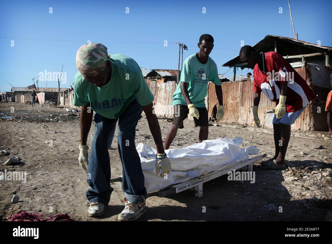 Les services de l'hôtel de ville de Gonaïves (190 km au nord de Port au Prince) collectent les décès du choléra dans le district de Raboteau, en Haïti, le 11 novembre 2010. L'épidémie de choléra a officiellement fait 742 morts mais sont comptés que les décisions dans les organes de désespoir faisant le nombre de bobine plus important. Photo de Julien Tack/ABACAPRESS.COM Banque D'Images