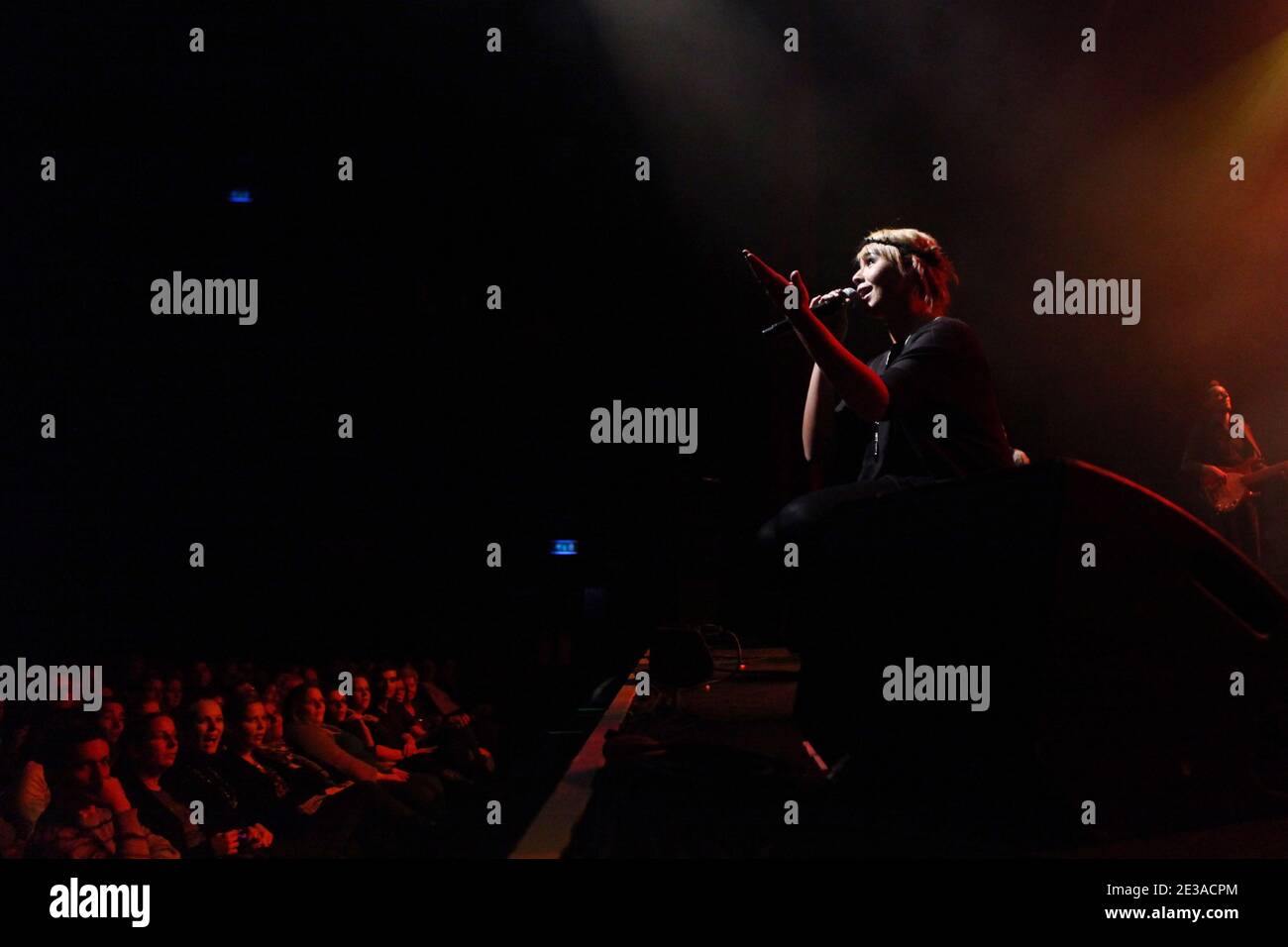 La chanteuse française Chimene Badi se produit en direct à l'Olympia à Paris, en France, le 20 novembre 2010. Photo de Stephane Lemouton/ABACAPRESS.COM Banque D'Images