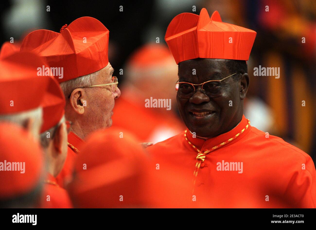 Le cardinal nouvellement nommé Laurent Monsengwo Pasinya (Congo) est félicité par d'autres cardinaux à la fin de la cérémonie du consistoire à la basilique Saint-Pierre au Vatican le 20 novembre 2010. Le pape Benoît XVI a officiellement créé 24 nouveaux cardinaux au milieu des acclamations de la basilique Saint-Pierre, Amener un groupe majoritairement italien dans le club d'élite qui élira son successeur.la basilique a été inondée de rouge alors que quelque 150 cardinaux du monde entier sont venus à Rome pour l'occasion d'accueillir leurs nouveaux membres. PHOTO par Eric Vandeville/ABACAPRESS.COM Banque D'Images