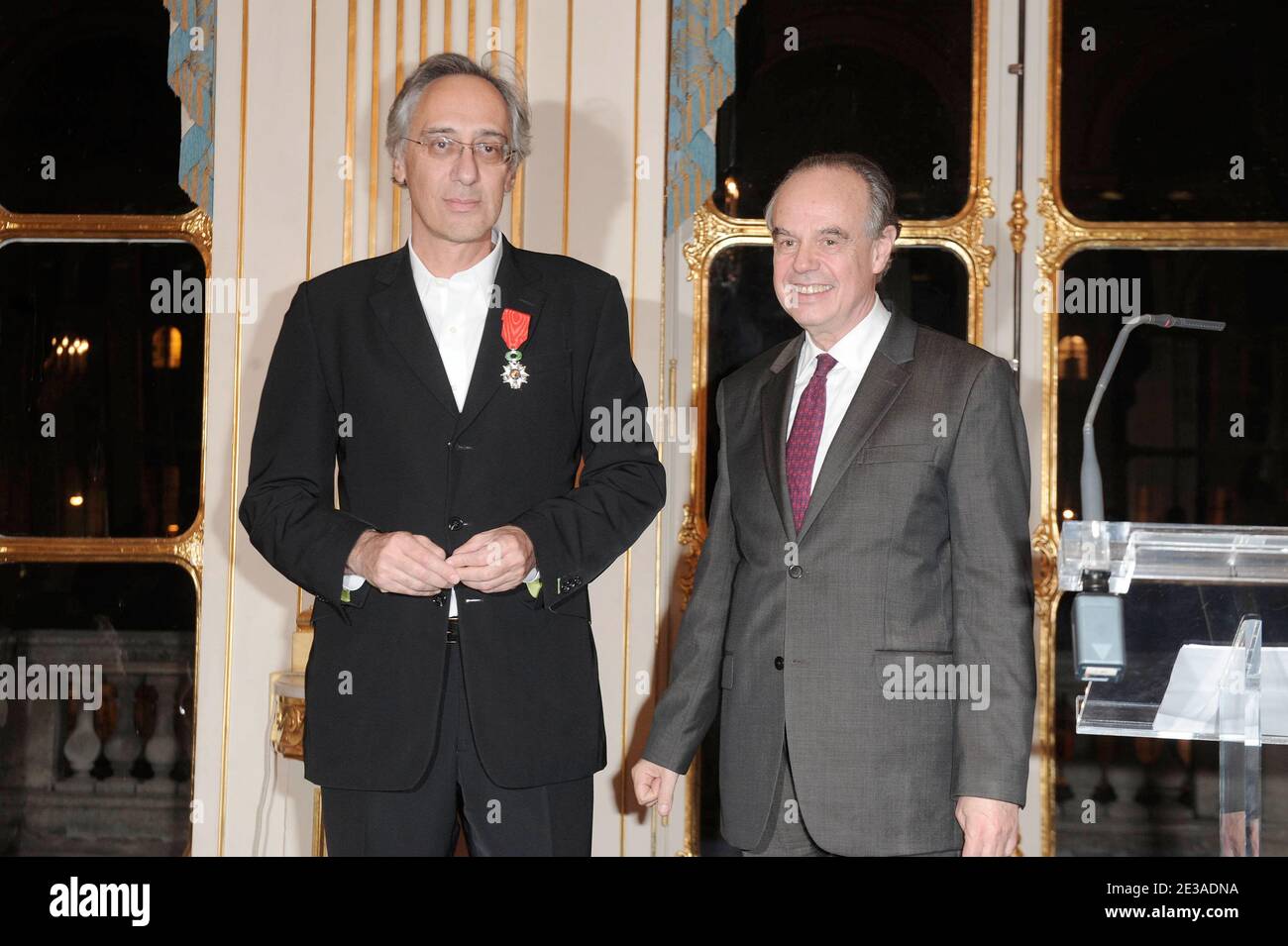 Marc Mimram reçoit la médaille Chevalier dans l'ordre de la Légion d'Honneur lors d'une cérémonie au ministre de la Culture à Paris, France, le 22 novembre 2010. Photo de Giancarlo Gorassini/ABACAPRESS.COM Banque D'Images