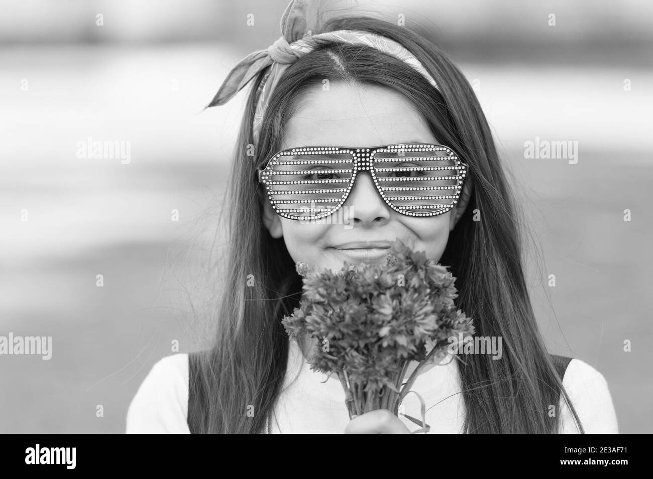 Joyeux Anniversaire A La Princesse Du Jour Anniversaire Fille Tenir Fleurs A L Exterieur Cadeau D Anniversaire Style De Fete Pour Les Petits Enfants Fleuriste Celebration D Anniversaire Le Plus Cool Anniversaire Jamais Vu Photo