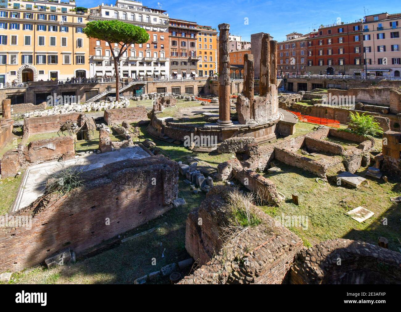 Les ruines de Largo di Torre Argentine zone sacrée contenant des temples et les vestiges du théâtre de Pompey, aujourd'hui un sanctuaire de chats à Rome Italie Banque D'Images