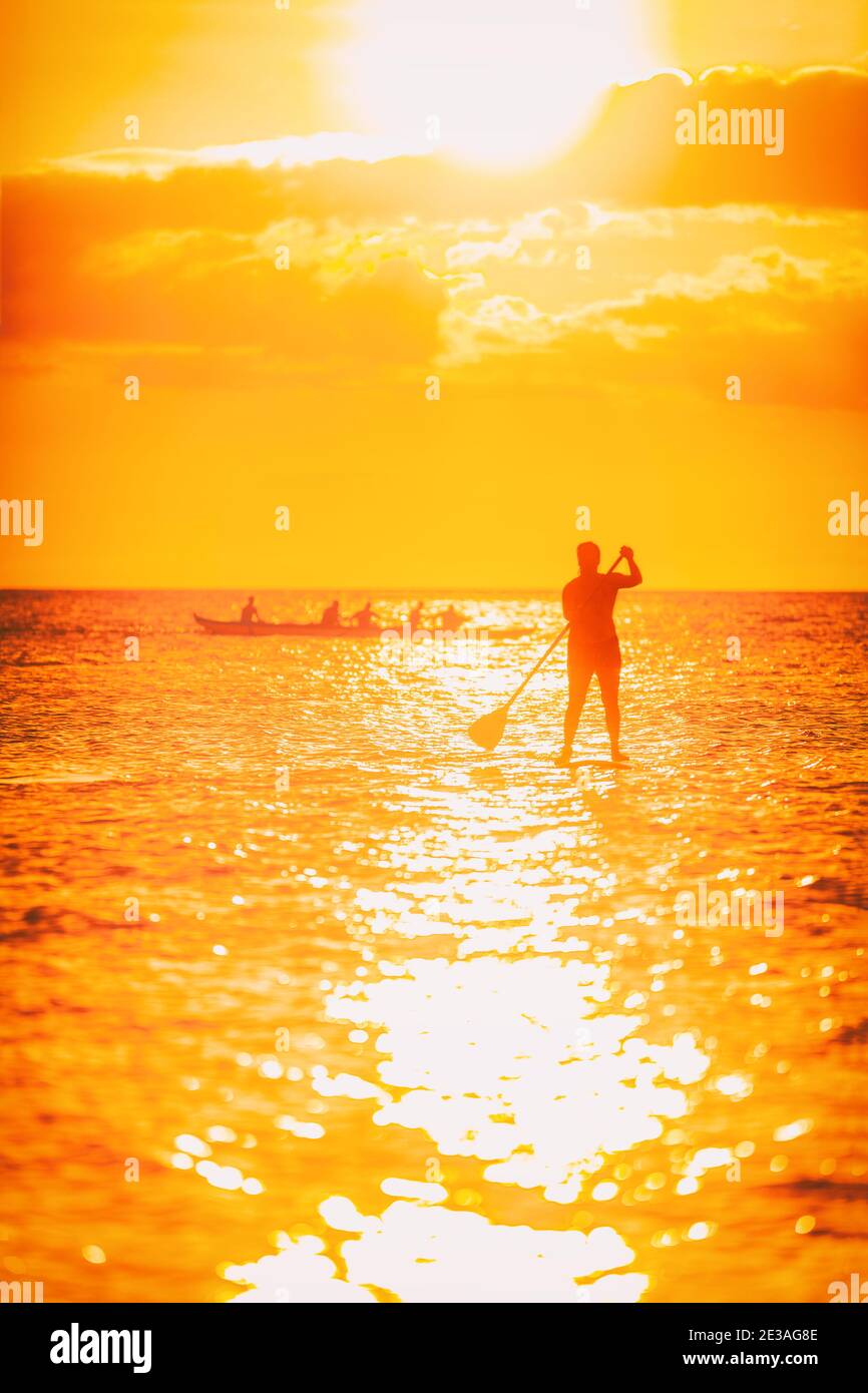 Hawaï Ocean style de vie - sports nautiques sur l'océan - stand up paddleboard, les gens s'entraînent sur outrigger canoë . Un été actif vie saine Banque D'Images