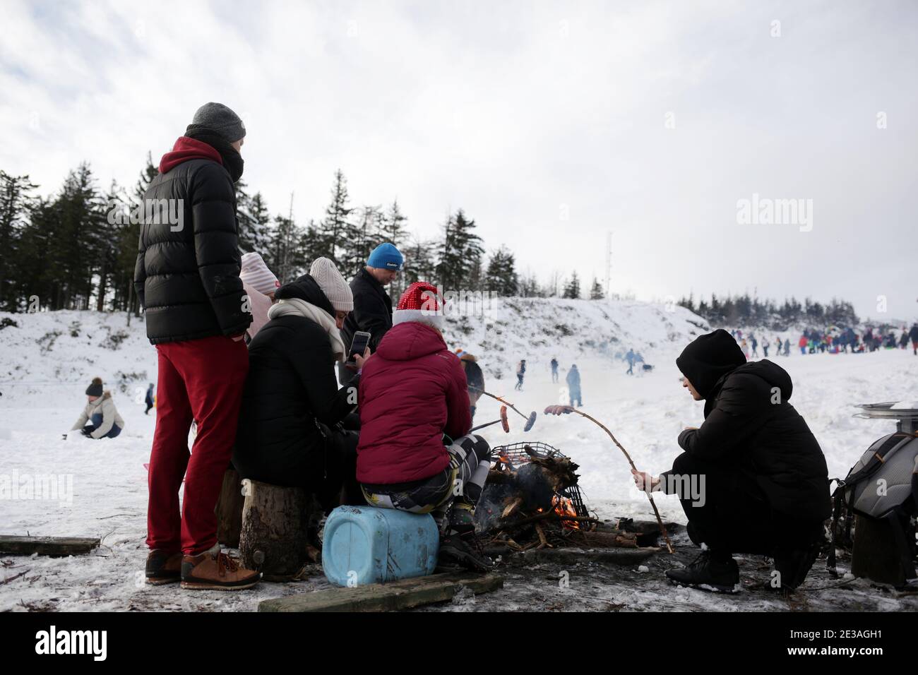 Skrzyczne, Pologne - janvier 17,2021 : personnes se détendant dans les Beskids silésiens, sur Skrzyczne et les pistes de ski et de luge environnantes. Banque D'Images