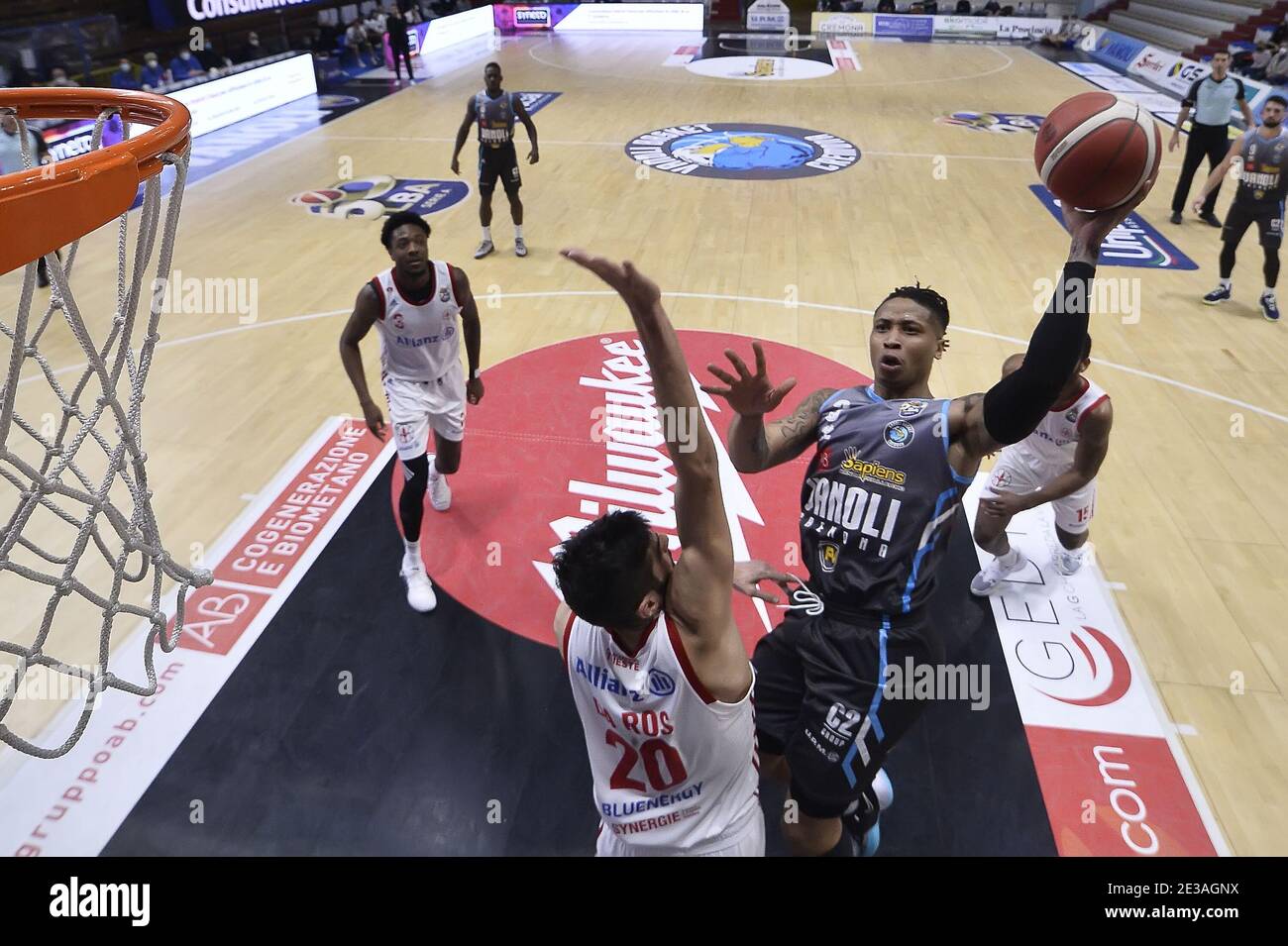 Cremona, Italie. 17 janvier 2021. TJ Williams #3 de la Vanoli Cremona conduit au panier pendant le match LBA entre Vanoli Cremona et Allianz Pallacanestro Trieste le 17 janvier 2021 à PalaRadi à Cremona, Italie (photo de Morgano - DueEsseGroup/Pacific Press) crédit: Pacific Press Media production Corp./Alay Live News Banque D'Images