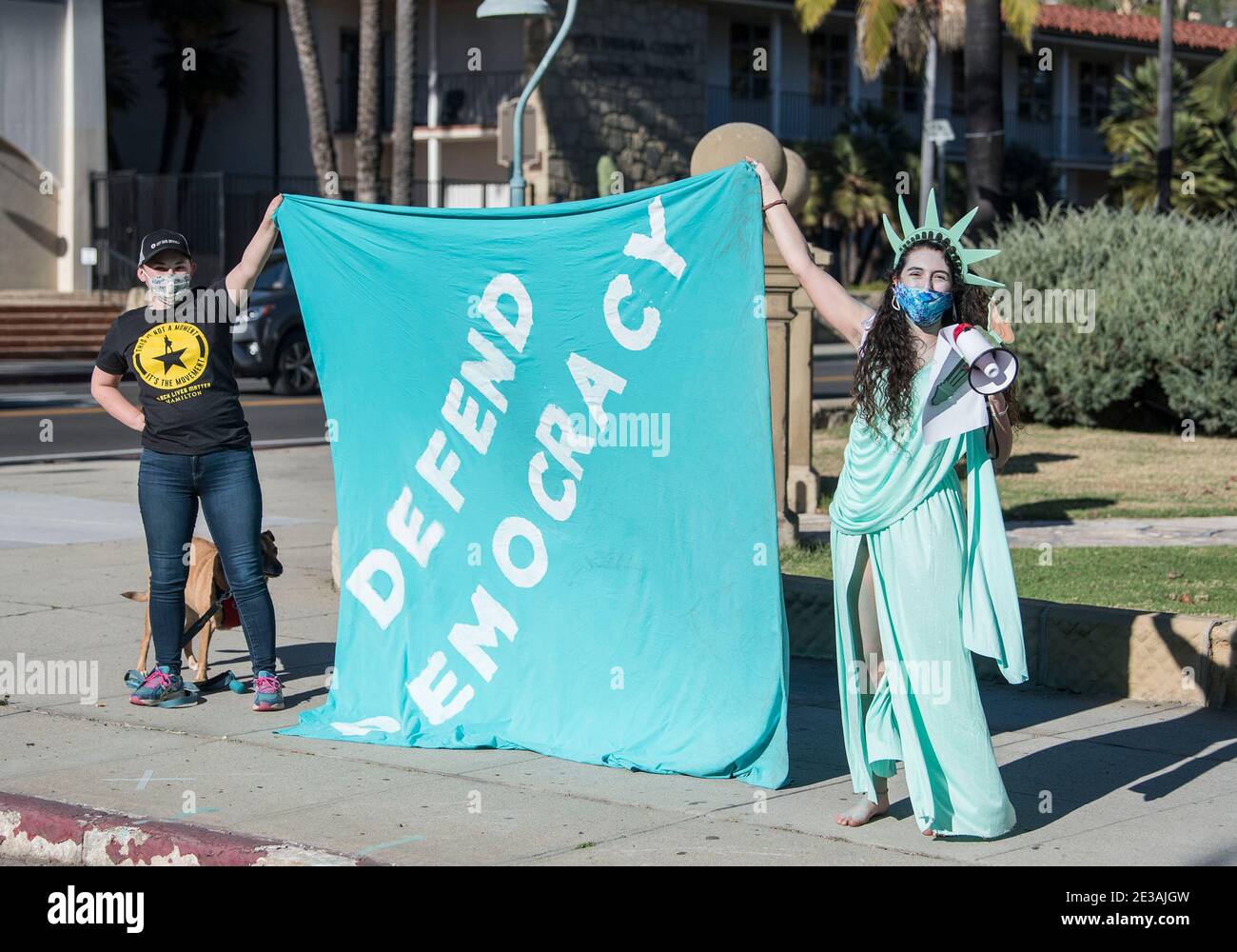 Santa Barbara, Californie, États-Unis. 17 janvier 2021. Les militants d'un rassemblement de la démocratie de défense à l'extérieur du palais de justice du comté de Santa Barbara. Une caravane de voitures circulaire a également été tenue. Crédit : PJ Heller/ZUMA Wire/Alay Live News Banque D'Images