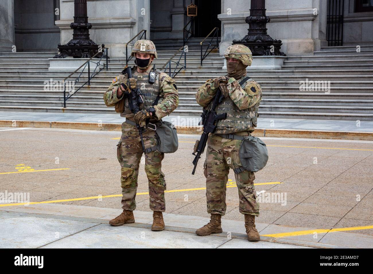 Des membres armés de la Garde nationale de Pennsylvanie protègent le capitole de l'État de Pennsylvanie à Harrisburg, en Pennsylvanie, le 17 janvier 2021. (Photo de Paul Weaver/Sipa USA) crédit: SIPA USA/Alay Live News Banque D'Images