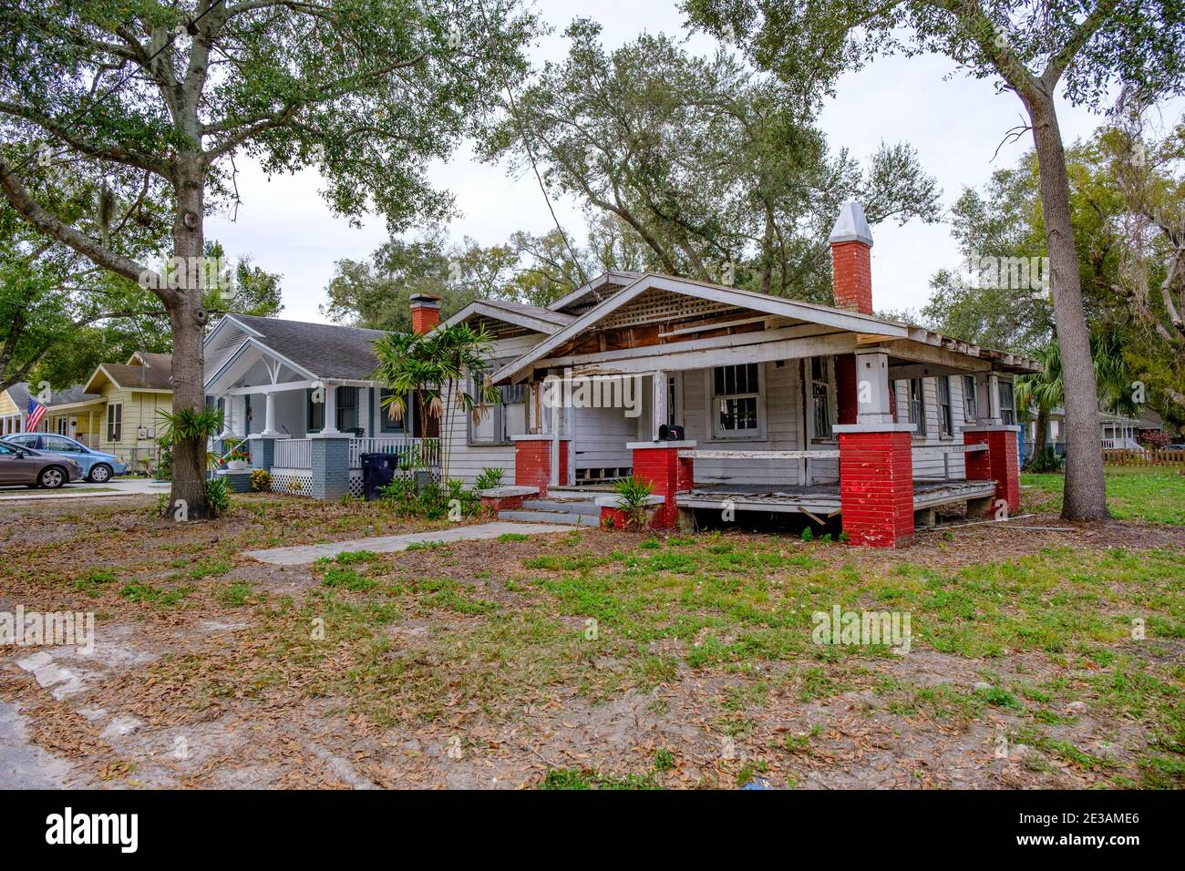 Maison en ruine dans un quartier plus tranquille - quartier de Seminole Heights, Tampa, Floride Banque D'Images