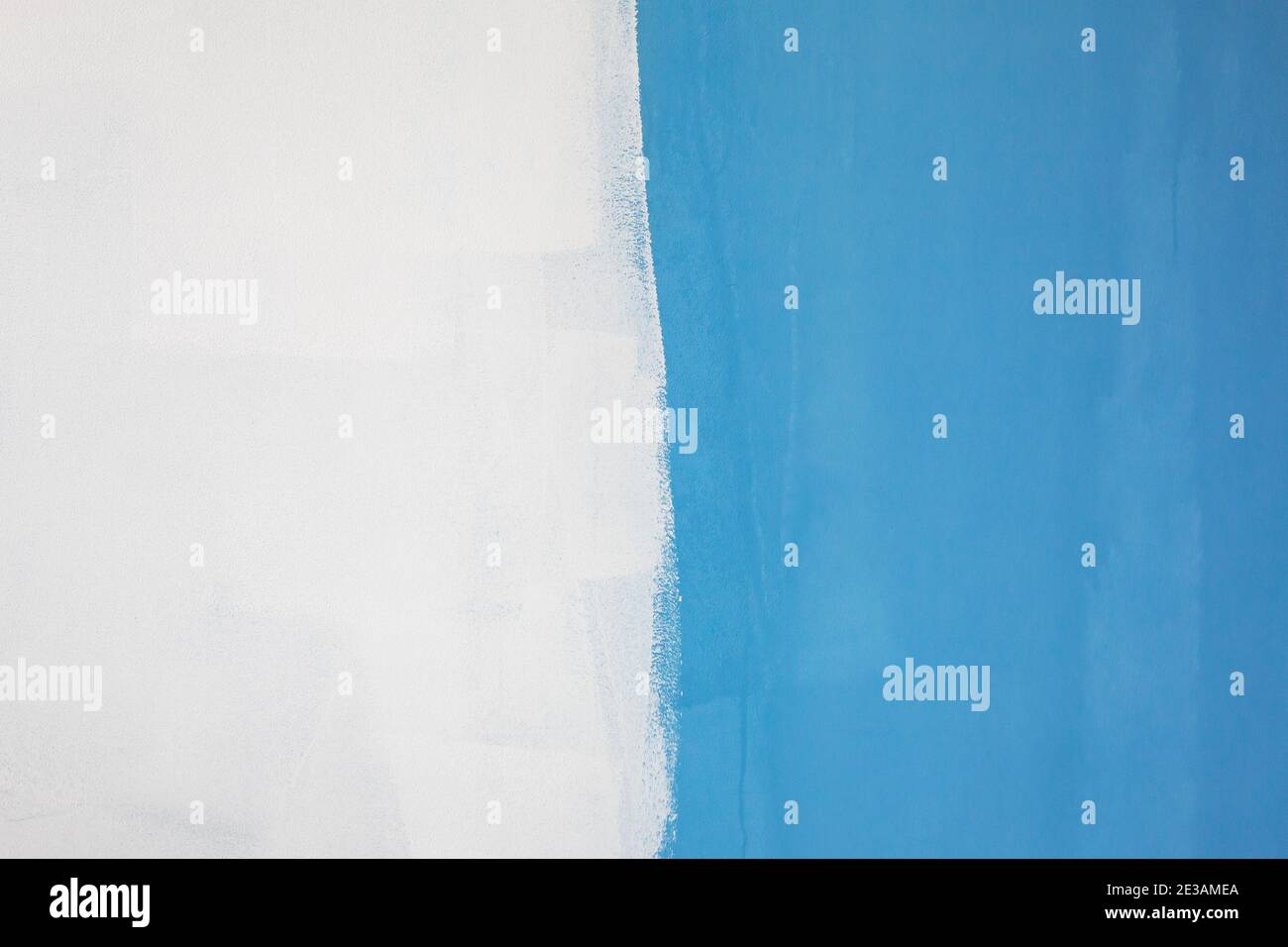 La moitié du mur blanc peint en bleu. Banque D'Images