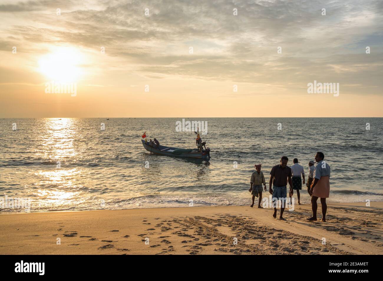 Pêcheurs indiens non identifiés qui pêchent dans la mer d'Arabie à coucher de soleil Banque D'Images