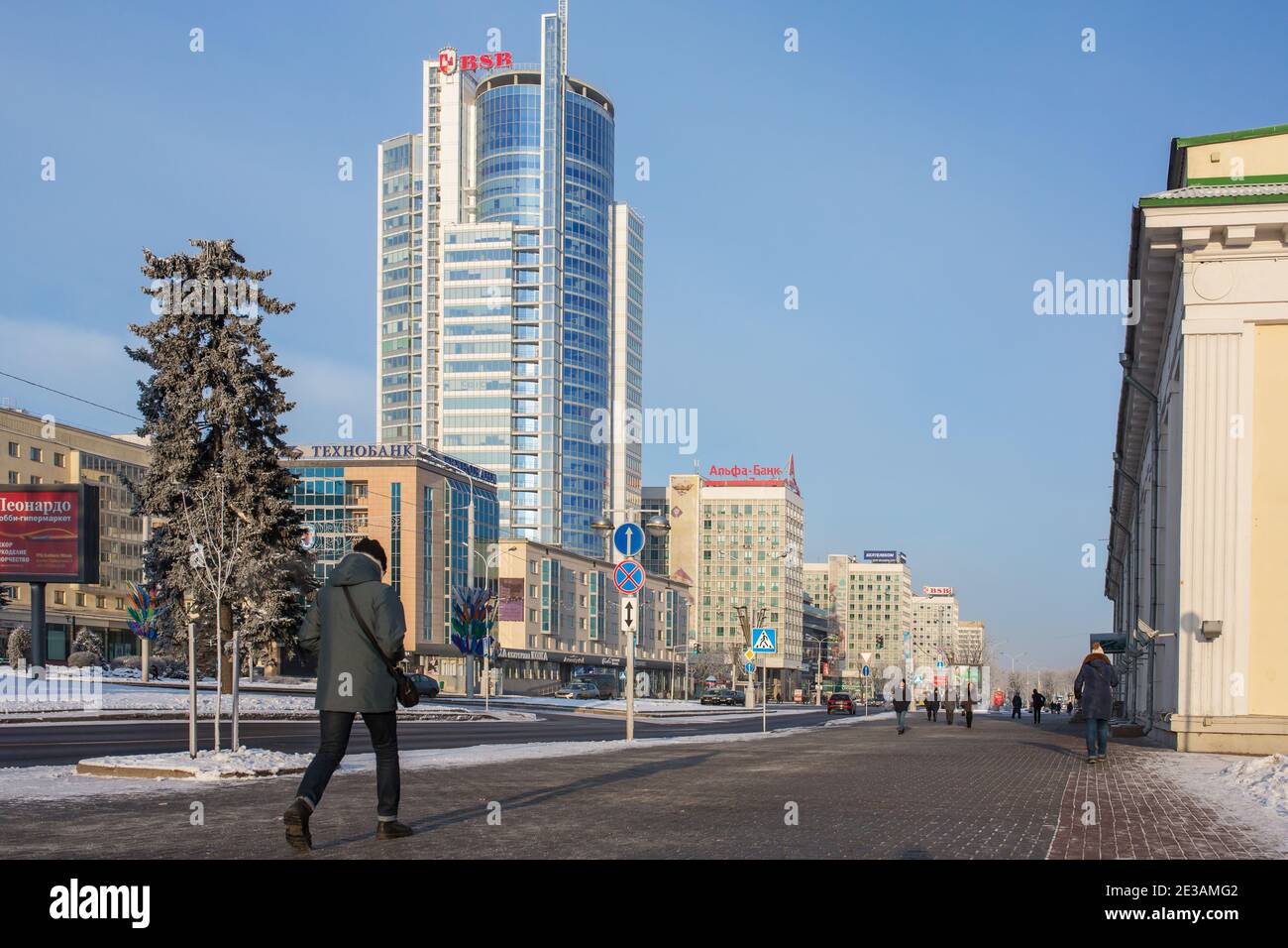 Avenue des vainqueurs ou Prospekte Pobeditelei dans la partie centrale de Minsk en hiver, Biélorussie Banque D'Images