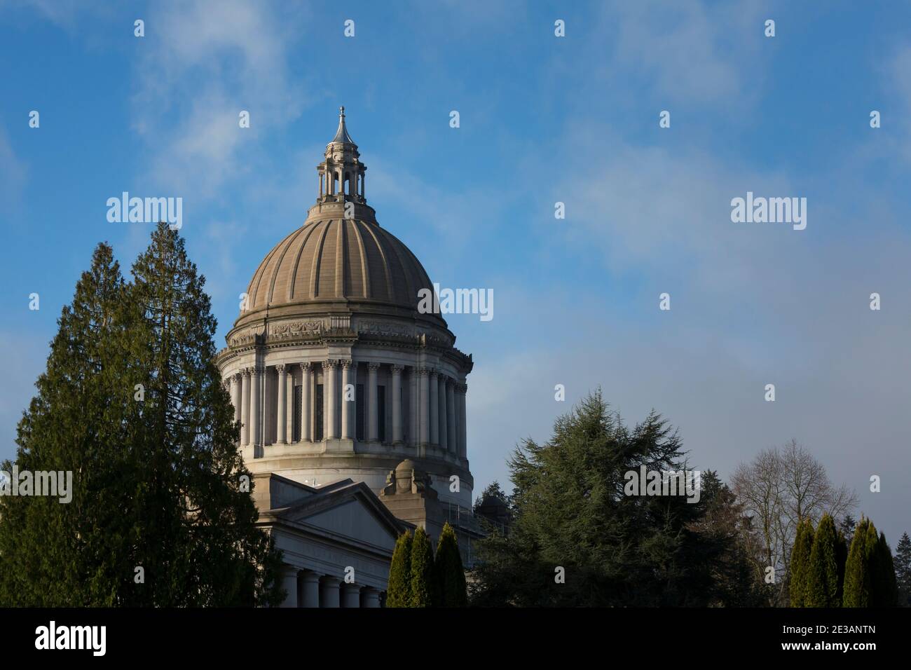 Olympia, Washington, États-Unis. 17 janvier 2021. Le soleil se lève au Capitole de l'État de Washington. La patrouille d'État de Washington et les membres de la Garde nationale protègent le Capitole de l'État par l'inauguration mercredi du président élu Joe Biden, alors que le FBI a mis en garde contre des violences potentielles dans tous les capitalistes d'État. Crédit : Paul Christian Gordon/Alay Live News Banque D'Images