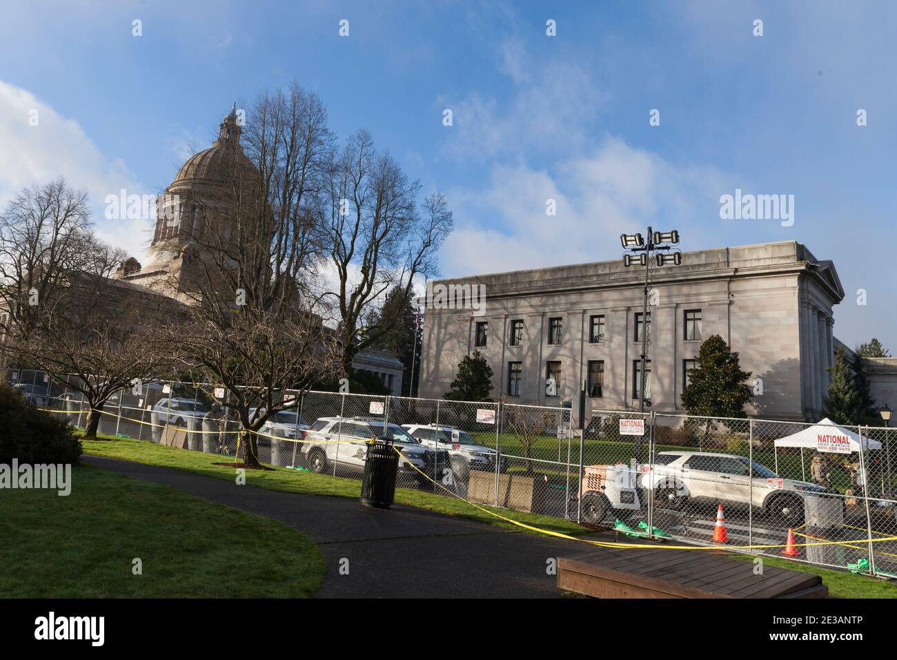 Olympia, Washington, États-Unis. 17 janvier 2021. Un convoi de croiseurs de la patrouille d'État de Washington protège la patrouille d'État de Washington et des membres de la Garde nationale protègent le Capitole de l'État par l'inauguration mercredi du président élu Joe Biden, alors que le FBI a mis en garde contre des violences potentielles dans tous les capitalistes d'État. Crédit : Paul Christian Gordon/Alay Live News Banque D'Images
