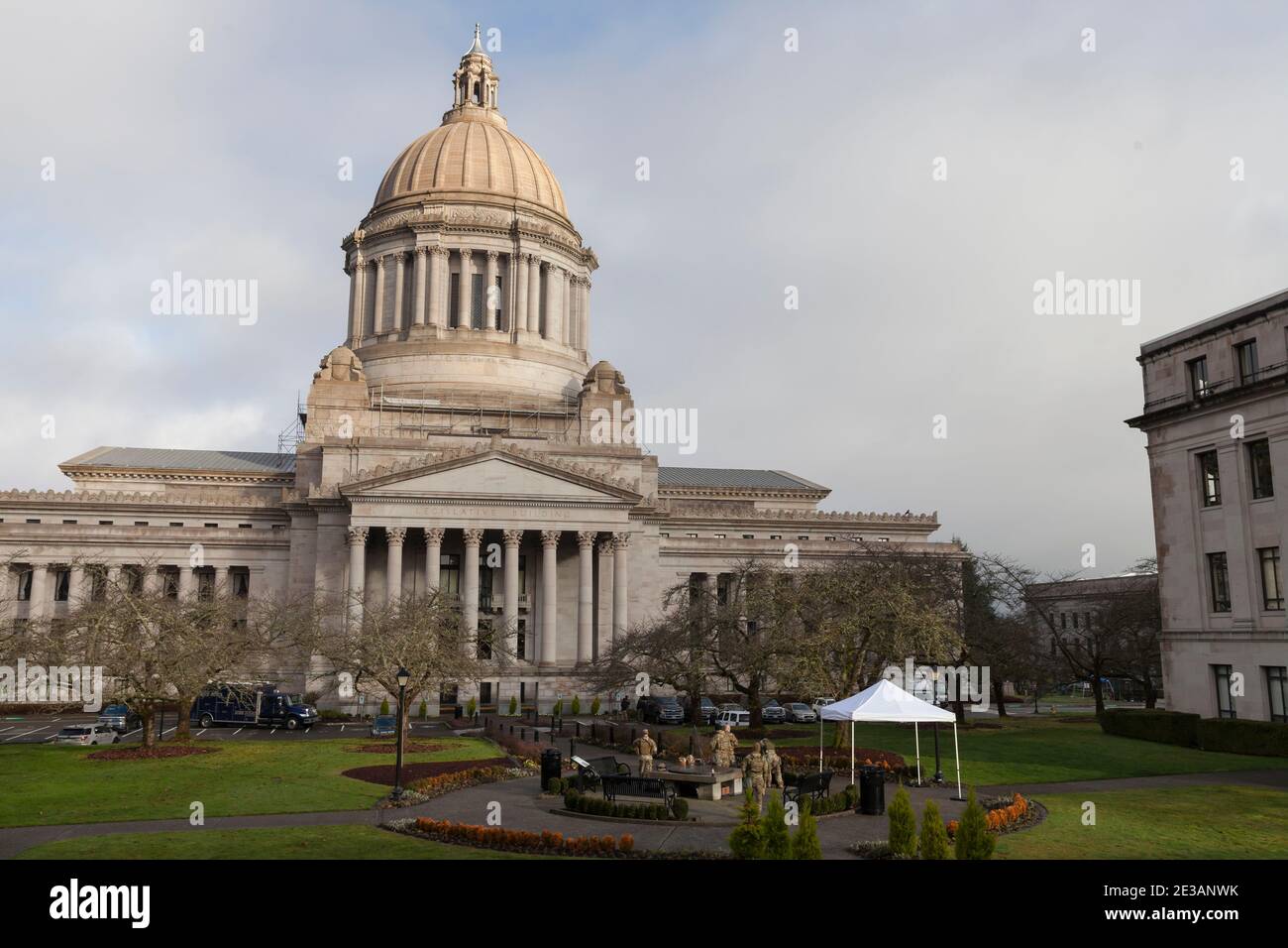 Olympia, Washington, États-Unis. 17 janvier 2021. Des membres de la Garde nationale patrouillent dans le bâtiment du Capitole de l'État de Washington. La patrouille d'État de Washington et les membres de la Garde nationale protègent le Capitole de l'État par l'inauguration mercredi du président élu Joe Biden, alors que le FBI a mis en garde contre des violences potentielles dans tous les capitalistes d'État. Crédit : Paul Christian Gordon/Alay Live News Banque D'Images