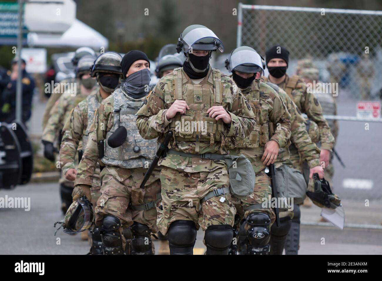 Olympia, Washington, États-Unis. 17 janvier 2021. Les membres de la Garde nationale quittent le bâtiment du Capitole de l'État de Washington. La patrouille d'État de Washington et les membres de la Garde nationale protègent le Capitole de l'État par l'inauguration mercredi du président élu Joe Biden, alors que le FBI a mis en garde contre des violences potentielles dans tous les capitalistes d'État. Crédit : Paul Christian Gordon/Alay Live News Banque D'Images