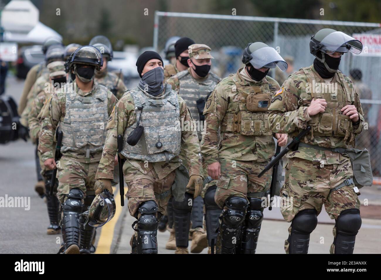 Olympia, Washington, États-Unis. 17 janvier 2021. Les membres de la Garde nationale quittent le bâtiment du Capitole de l'État de Washington. La patrouille d'État de Washington et les membres de la Garde nationale protègent le Capitole de l'État par l'inauguration mercredi du président élu Joe Biden, alors que le FBI a mis en garde contre des violences potentielles dans tous les capitalistes d'État. Crédit : Paul Christian Gordon/Alay Live News Banque D'Images