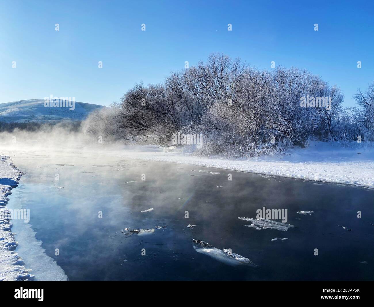 Hulun Buir, Chine. 16 janvier 2021. Les touristes apprécient la dérive en hiver froid à Hulun Buir, Mongolie intérieure, Chine le 16 janvier 2021.(photo par TPG/cnschotos) crédit: TopPhoto/Alamy Live News Banque D'Images