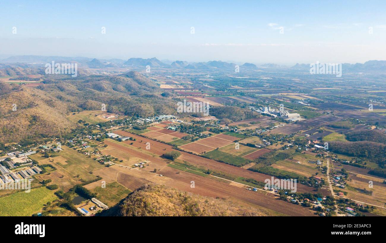 Vue aérienne de la campagne avec la communauté à lop Buri, Thaïlande. Concept de planification de l'aménagement du territoire Banque D'Images