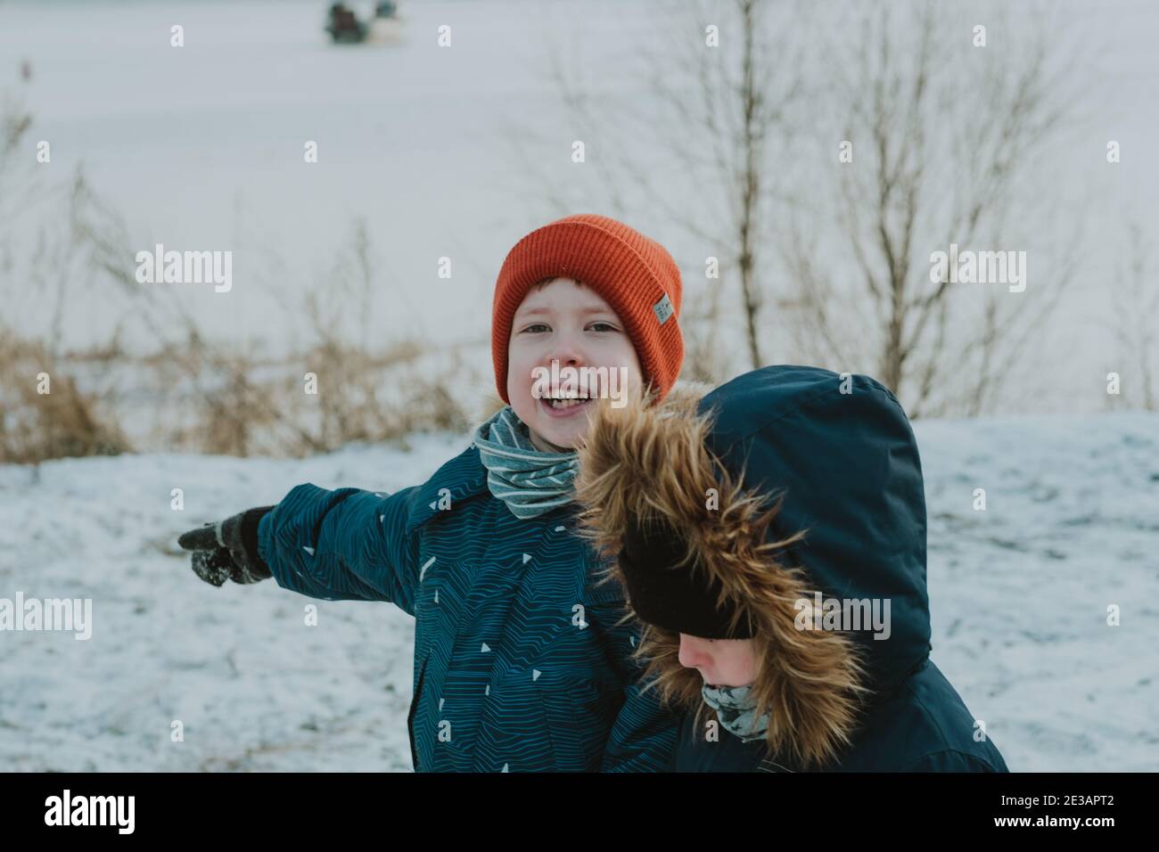 enfants jouant avec la neige. les enfants regardent le paysage d'hiver. Les enfants regardent la mer d'hiver. Promenade en hiver au bord de la mer. Promenades en hiver avec les enfants Banque D'Images