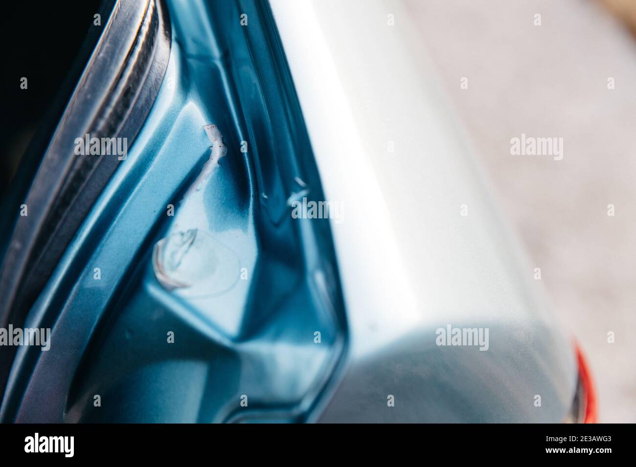 Dommages à la carrosserie, bosses et rayures sur la voiture. Banque D'Images