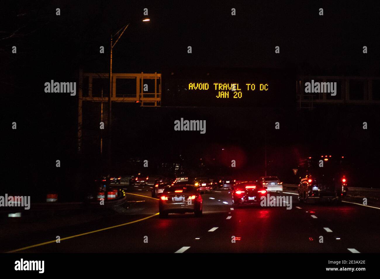 WASHINGTON D.C., JANVIER 17- UN panneau avec un avis recommandant que les gens 'éviter Voyage à DC Jan 20' est vu sur l'autoroute I-395 N avant l'inauguration présidentielle des États-Unis de Joe Biden le 17 janvier 2021 à Washington, DC photo: Chris Tuite/ImageSPACE/MediaPunch Banque D'Images