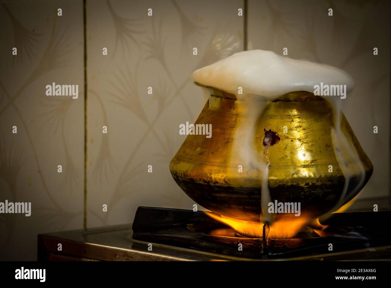 Manière traditionnelle de laisser la nourriture bouillir pendant le Pongal Festival, Tamil Nadu, Inde Banque D'Images