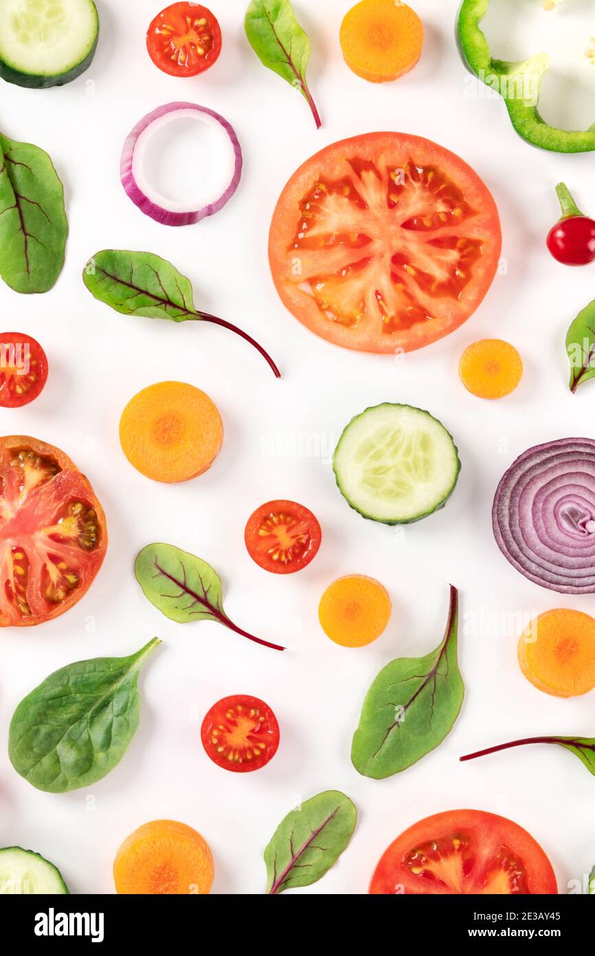 Légumes frais, plat sur fond blanc, motif de nourriture dynamique, photo du haut Banque D'Images
