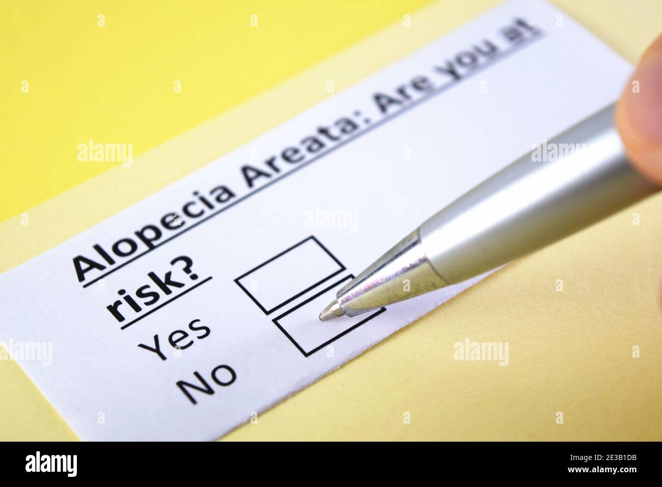 Une personne répond à une question sur l'alopécie areata. Banque D'Images