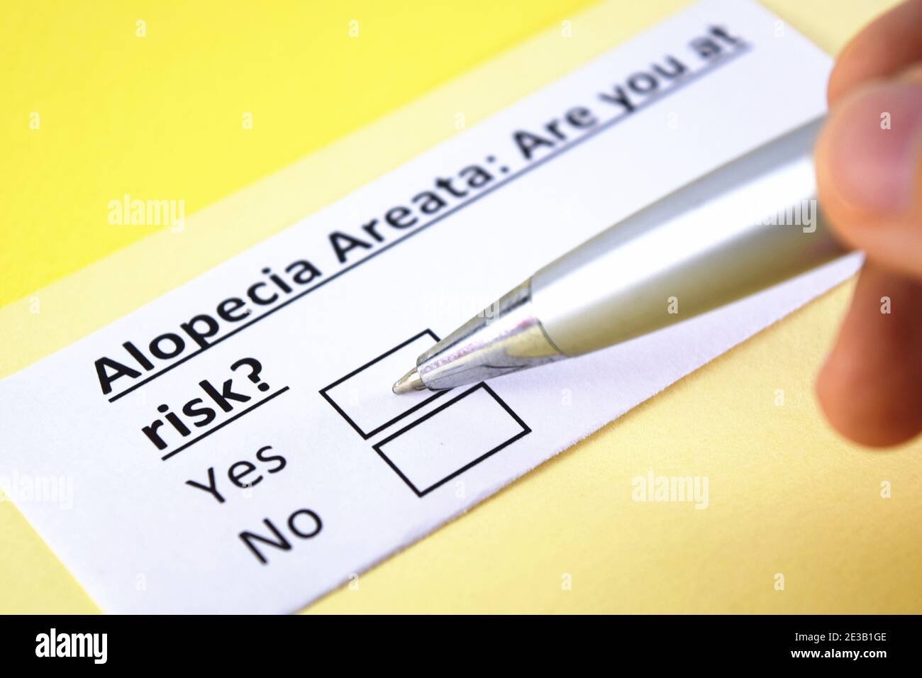 Une personne répond à une question sur l'alopécie areata. Banque D'Images