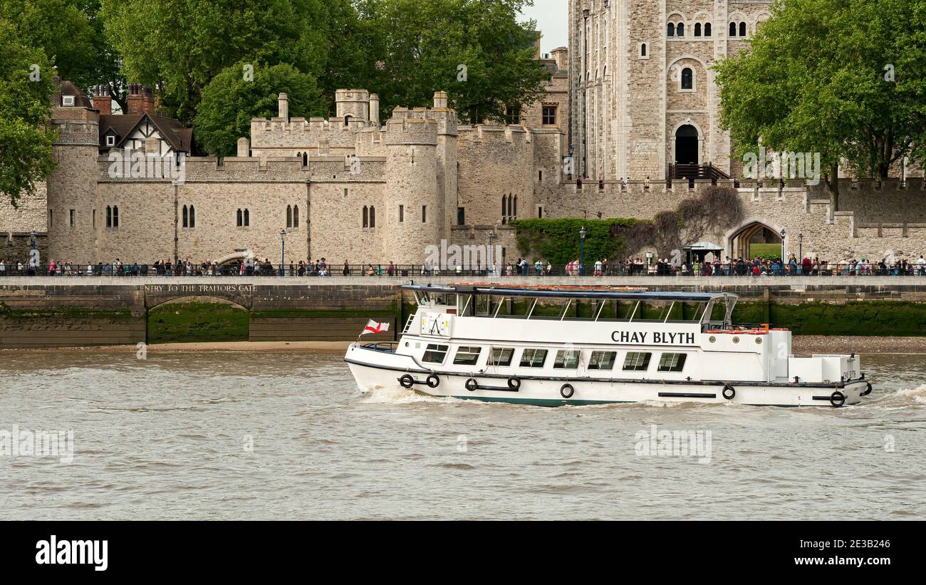 LONDRES, Royaume-Uni - 23 MAI 2009 : le bateau de croisière « Chay Blyth » traverse la Tour de Londres sur la Tamise Banque D'Images