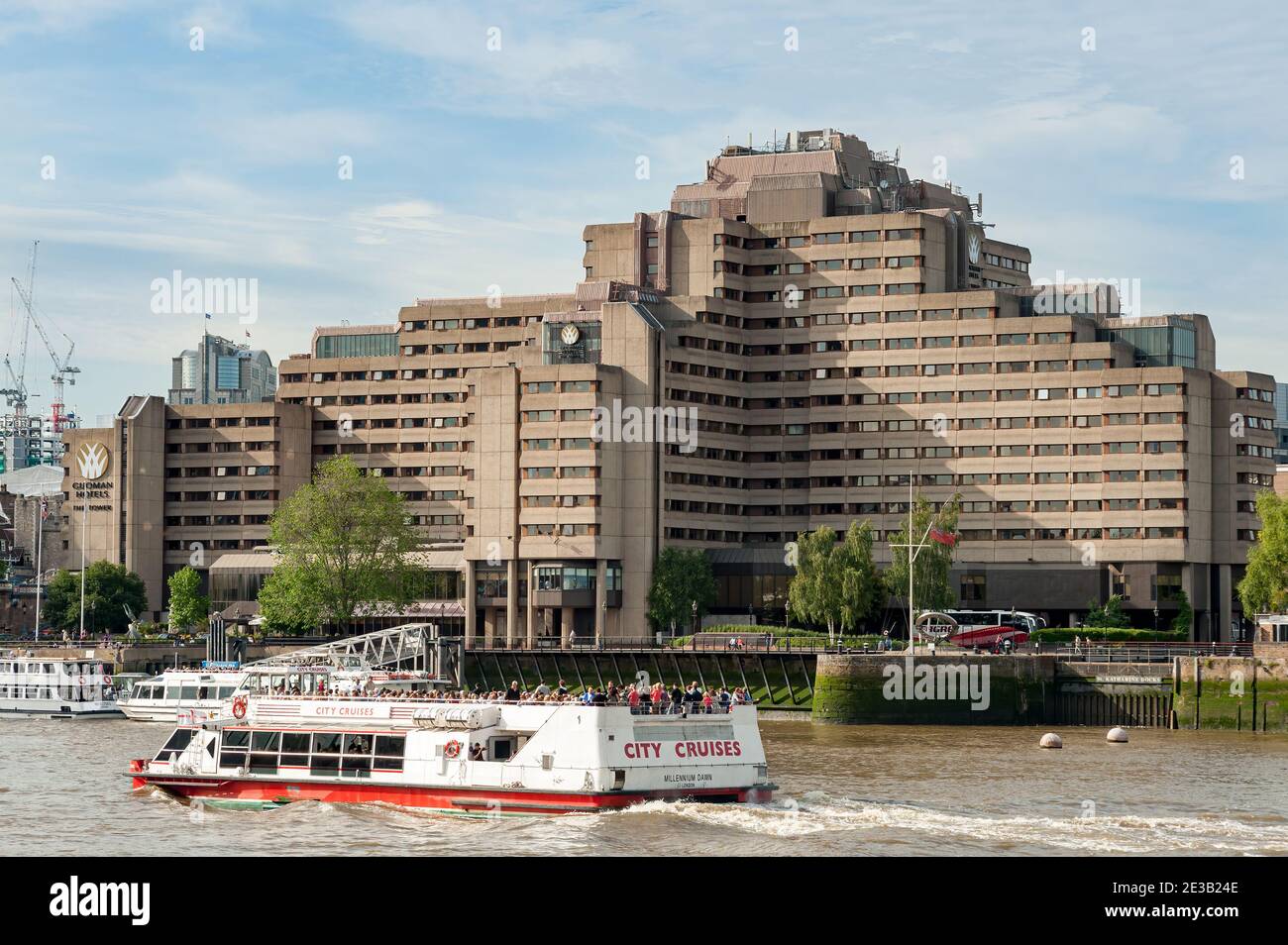 LONDRES, Royaume-Uni - 23 MAI 2009 : croisière guidée en bateau sur la Tamise en face de l'hôtel Tower Banque D'Images