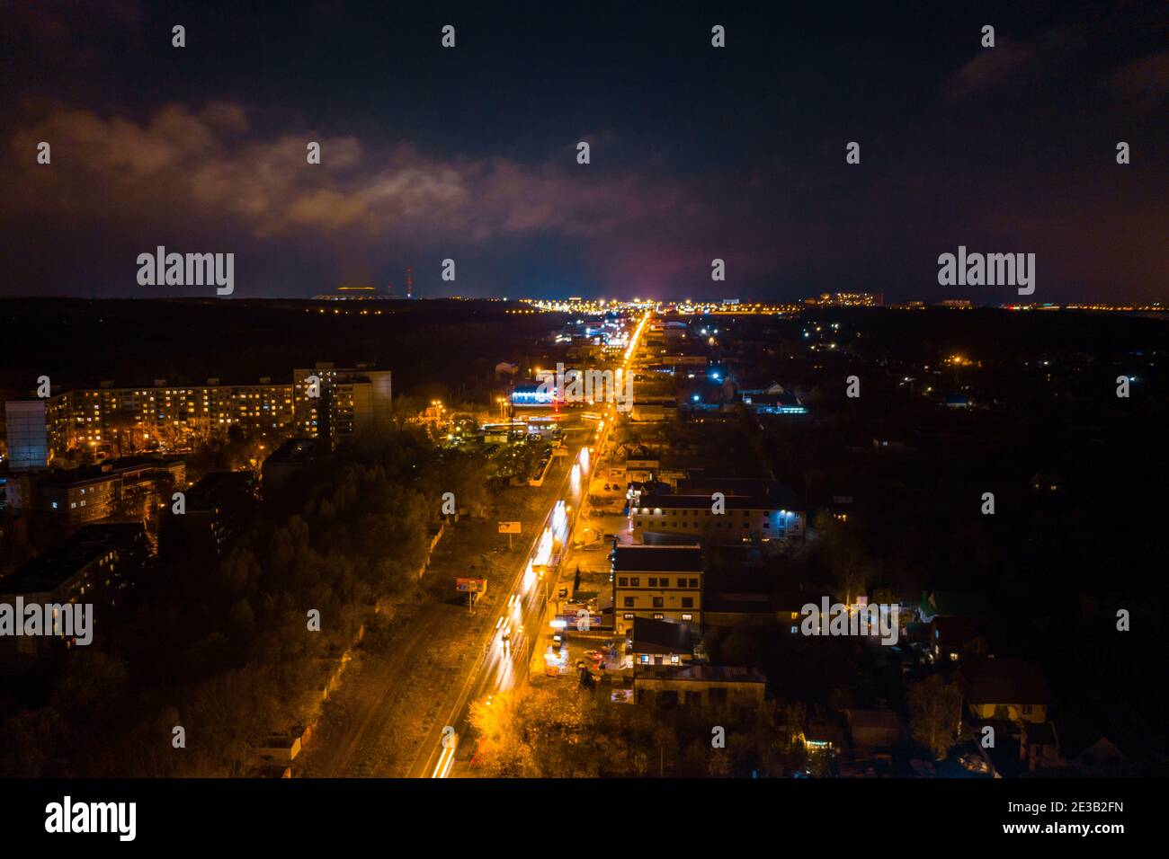 Photo aérienne du trafic de nuit en ville. Route de transport occupée depuis la vue aérienne. Banque D'Images