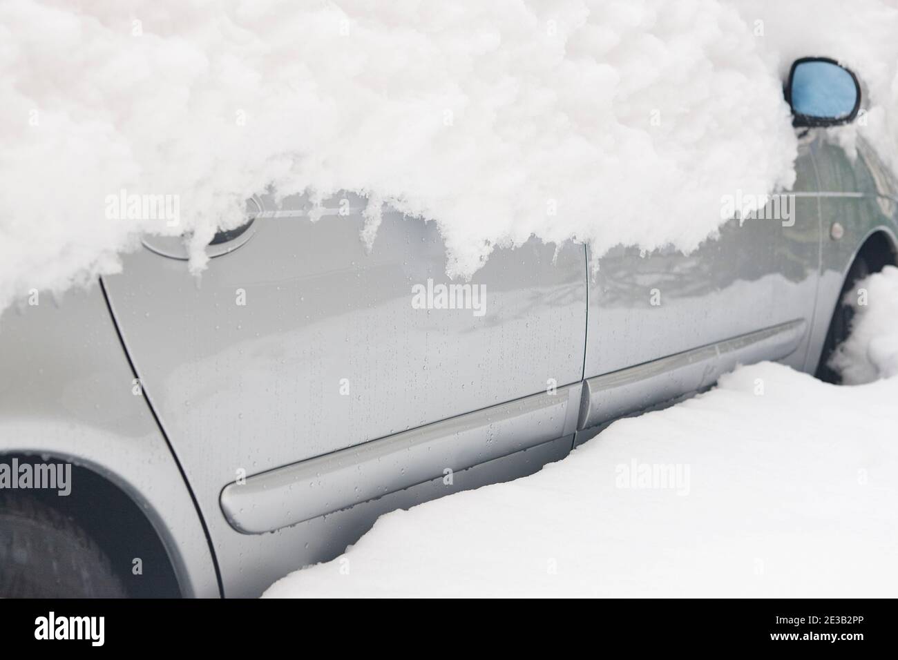 Voiture De Couverture De Neige. Véhicule Stationné Piégé Par Une Tempête De  Neige. Problèmes De Transport Banque D'Images et Photos Libres De Droits.  Image 162046066