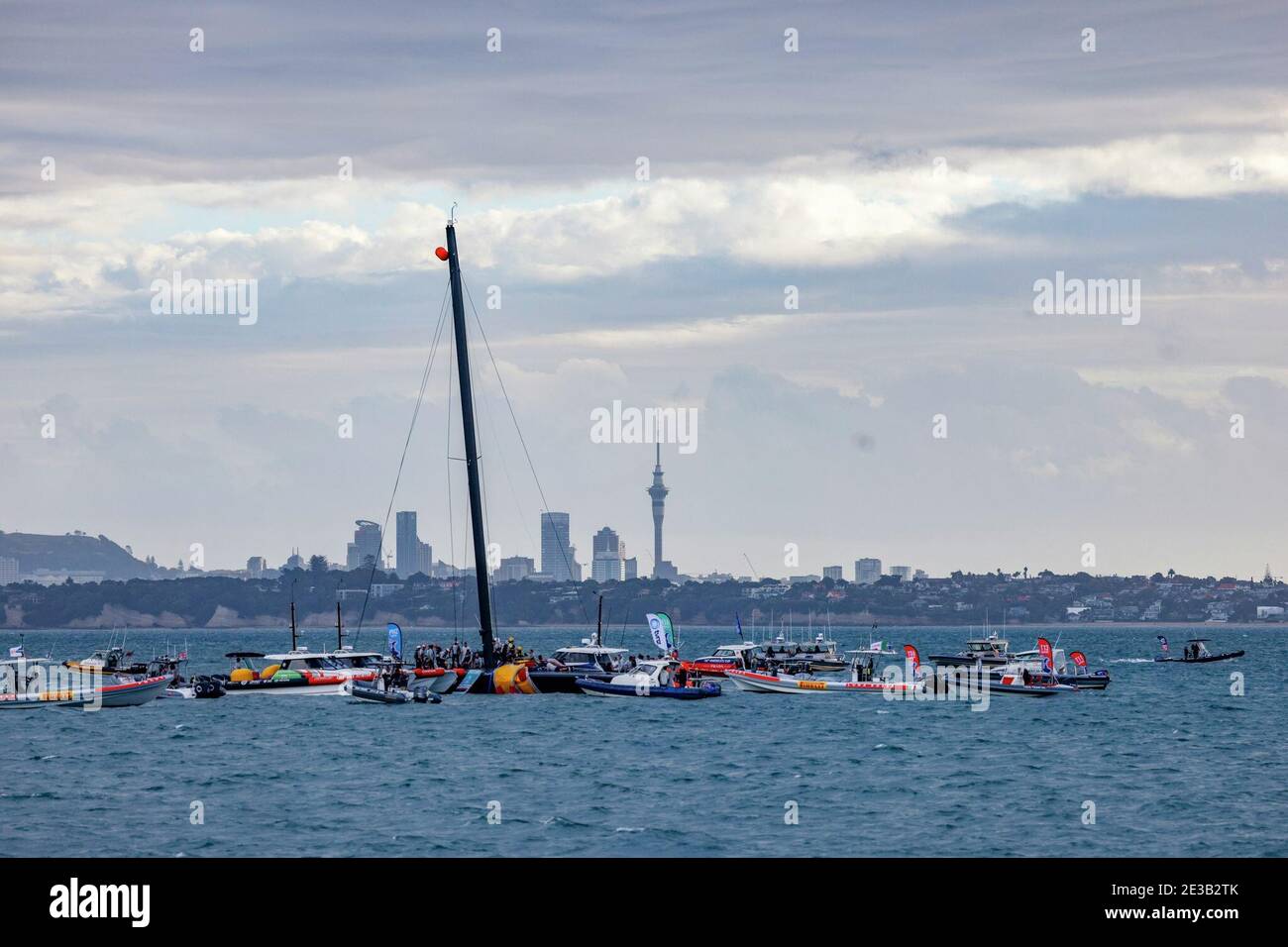 (210118) -- AUCKLAND, le 18 janvier 2021 (Xinhua) -- le bateau American Magic Boat Patriot des États-Unis cachonne lors du match du 3e jour de la série America's Cup challenger à Auckland, en Nouvelle-Zélande, le 17 janvier 2021. (COR36/Studio Borlenghi/document via Xinhua) Banque D'Images