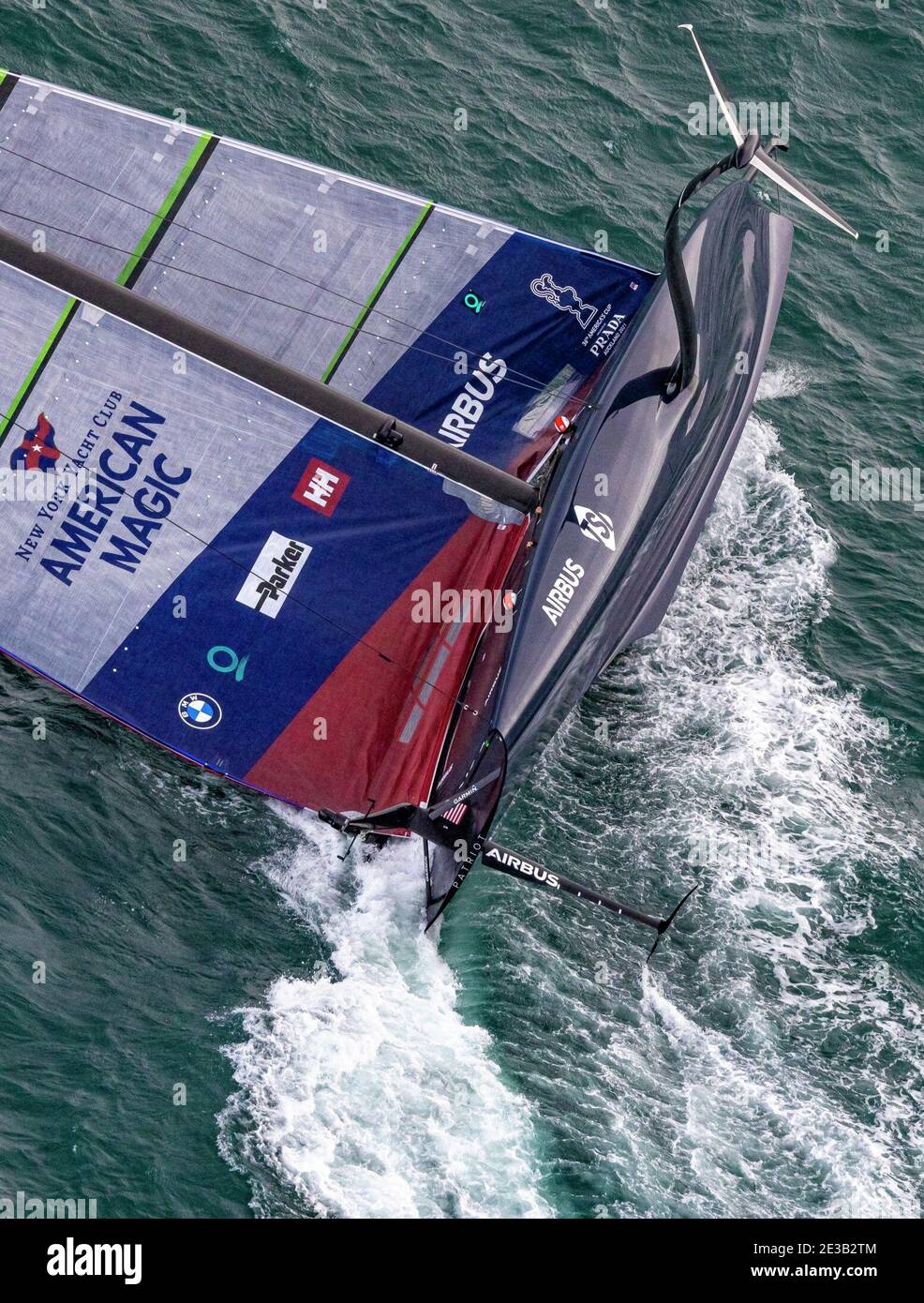 (210118) -- AUCKLAND, le 18 janvier 2021 (Xinhua) -- le bateau American Magic Boat Patriot des États-Unis cachonne lors du match du 3e jour de la série America's Cup challenger à Auckland, en Nouvelle-Zélande, le 17 janvier 2021. (COR36/Studio Borlenghi/document via Xinhua) Banque D'Images