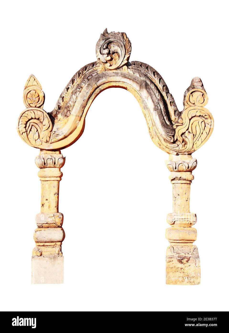 Vieille porte en pierre avec ornement sculpté dans le temple, Mandalay, Myanmar (Birmanie). Isolé sur fond blanc Banque D'Images