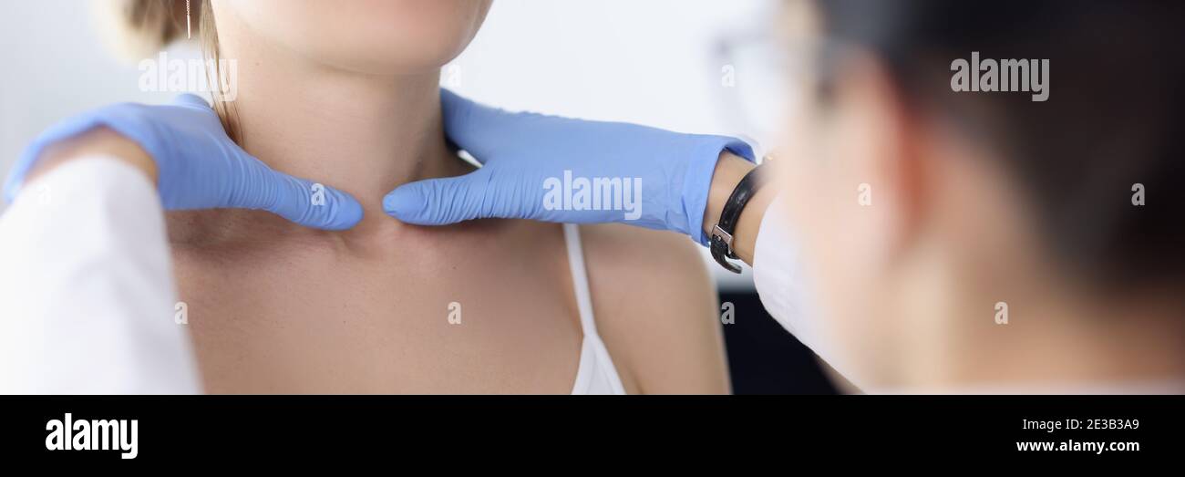 Le médecin examine la proximité de la glande thyroïde du patient Banque D'Images